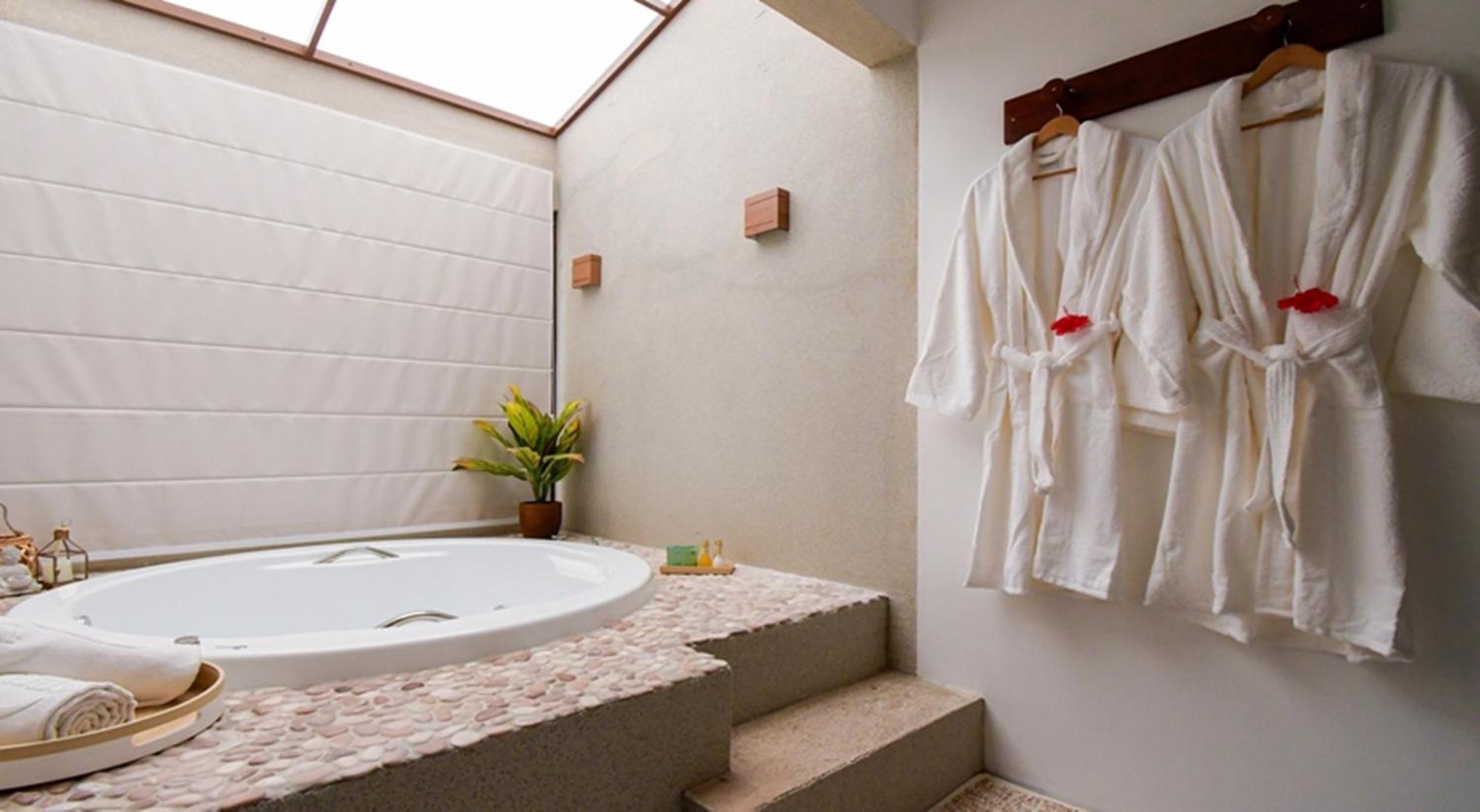 Deluxe Suite with Spa Bath