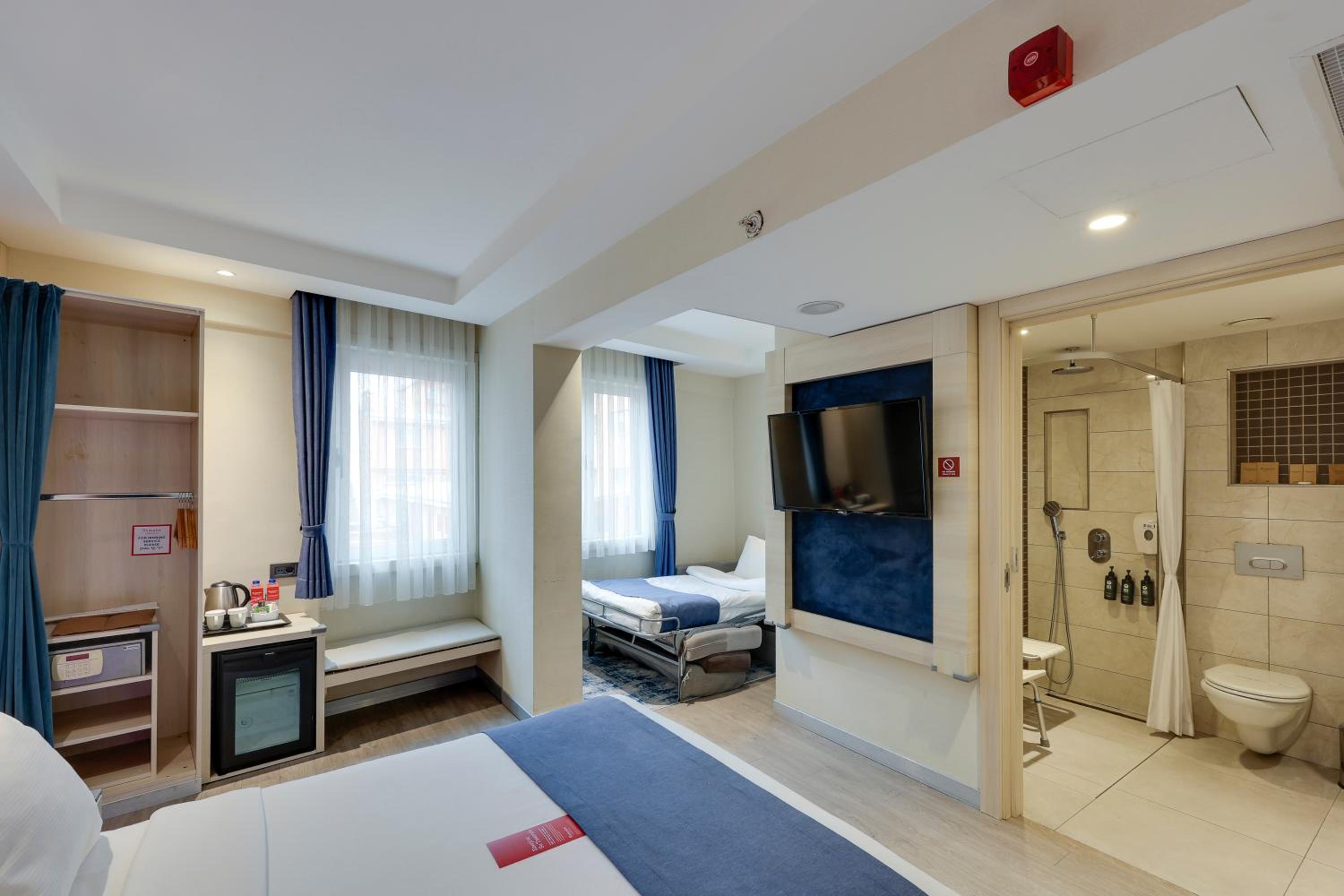 Accessible Room, 1 Double Bed, Sofa Bed thumbnail 6