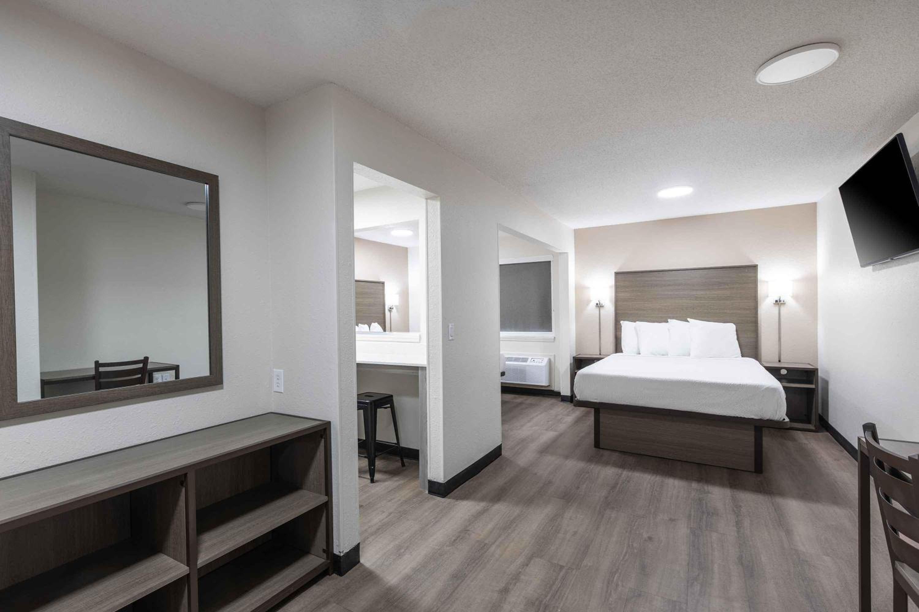 Studio with 2 Queen Beds - Non-Smoking - Photo 5