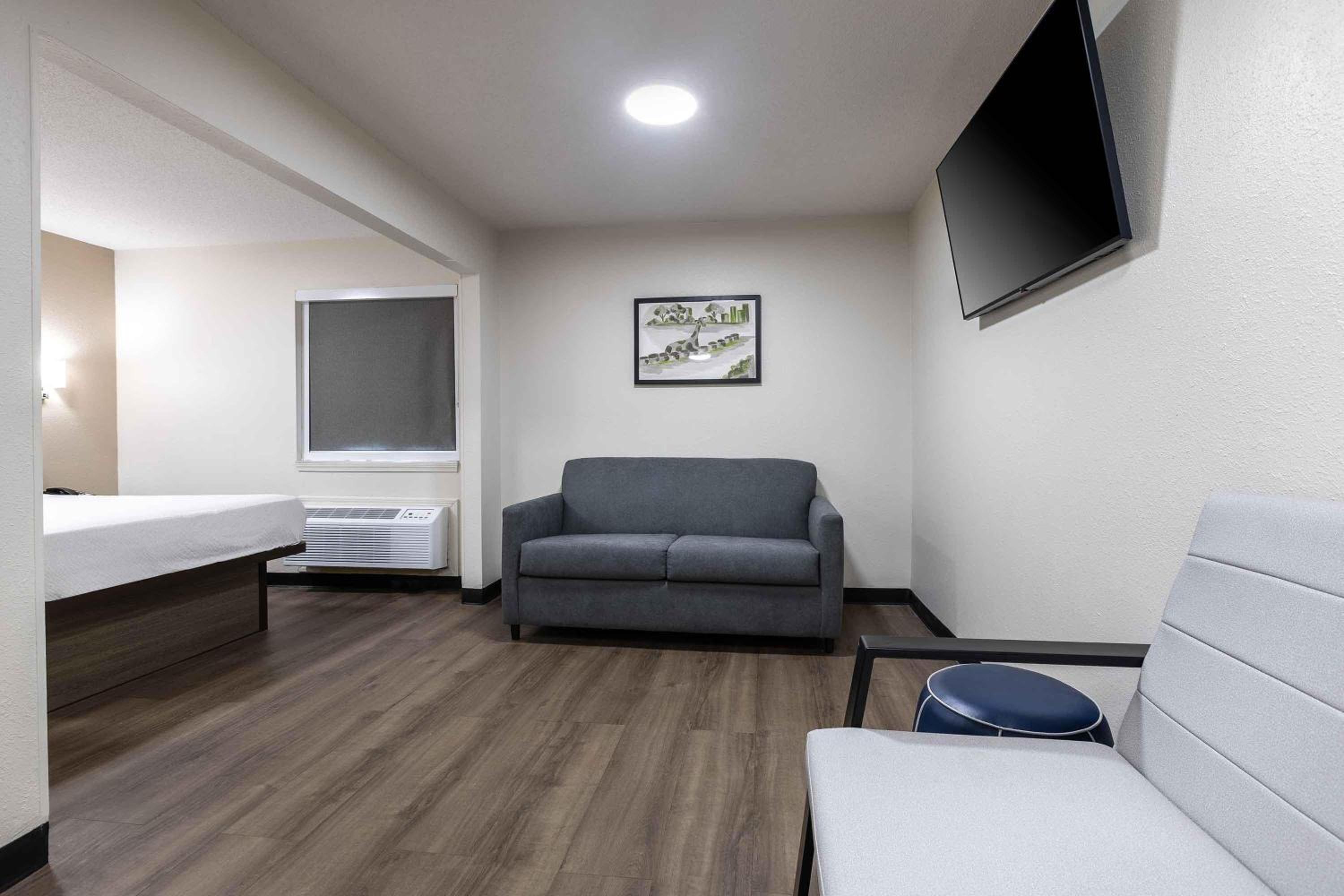 Deluxe Studio with 1 Queen and 1 Full Bed - Non-Smoking