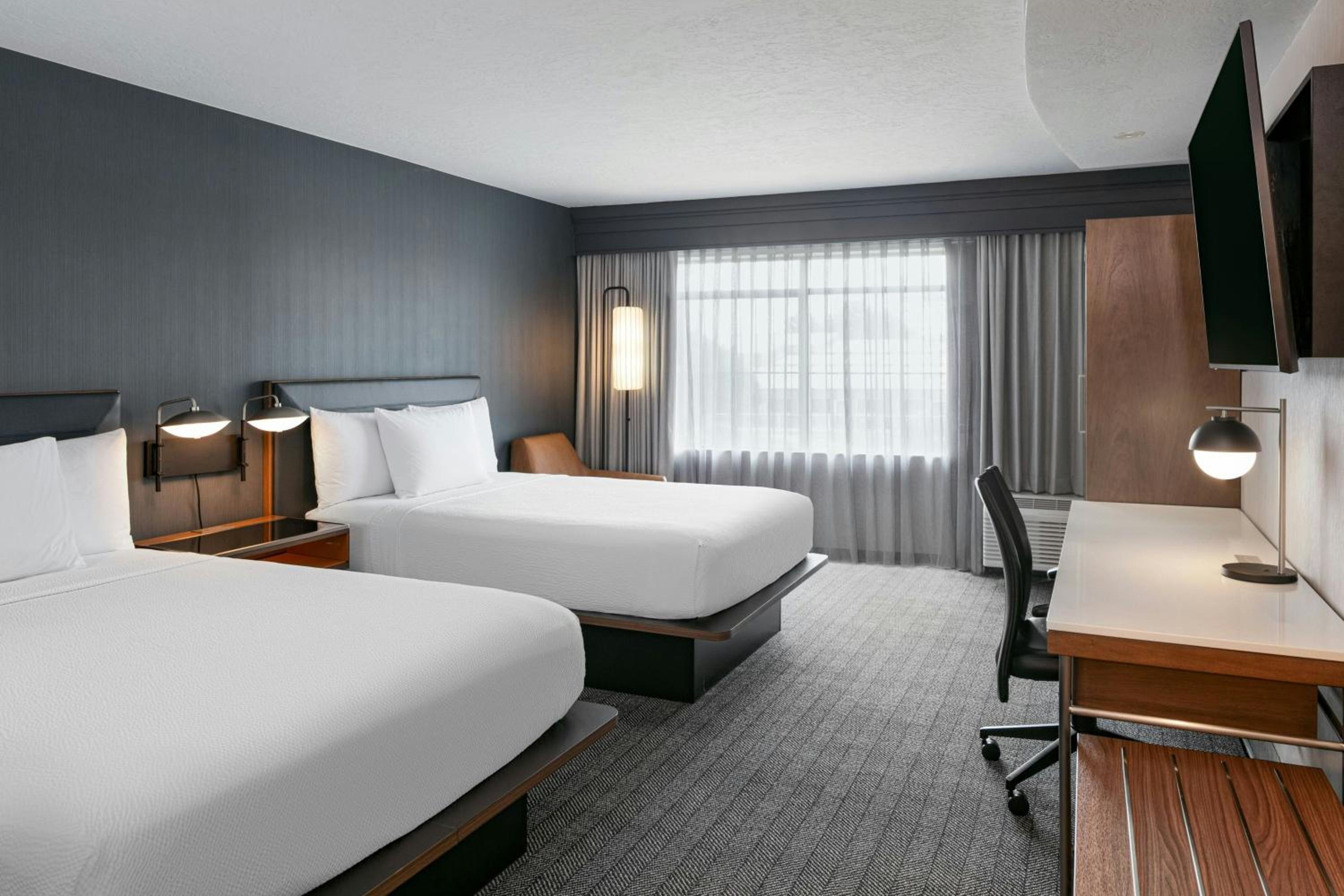 Queen Room with Two Queen Beds and Bathtub - Mobility Access - Photo 4