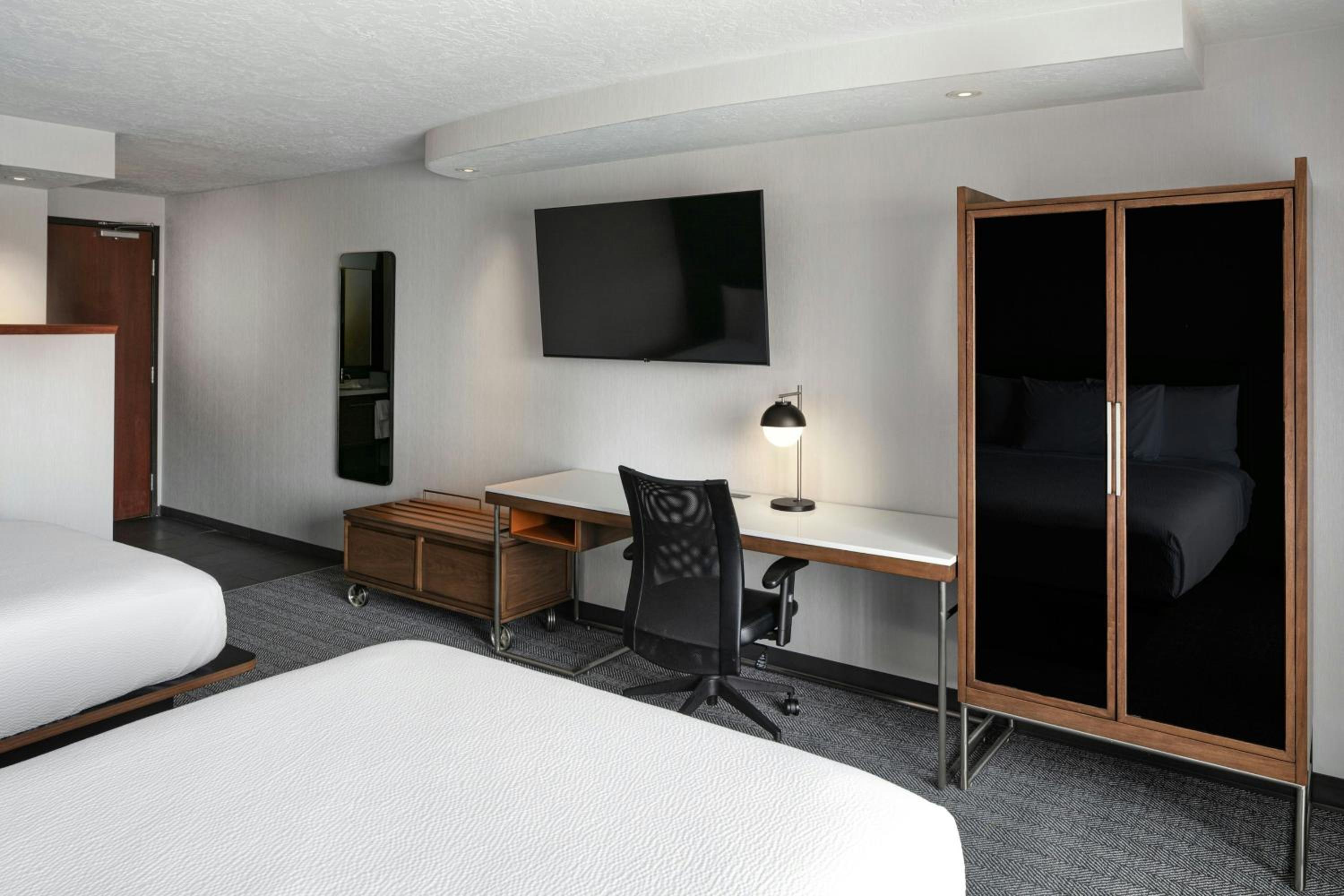 Queen Room with Two Queen Beds and Bathtub - Mobility Access - Photo 6
