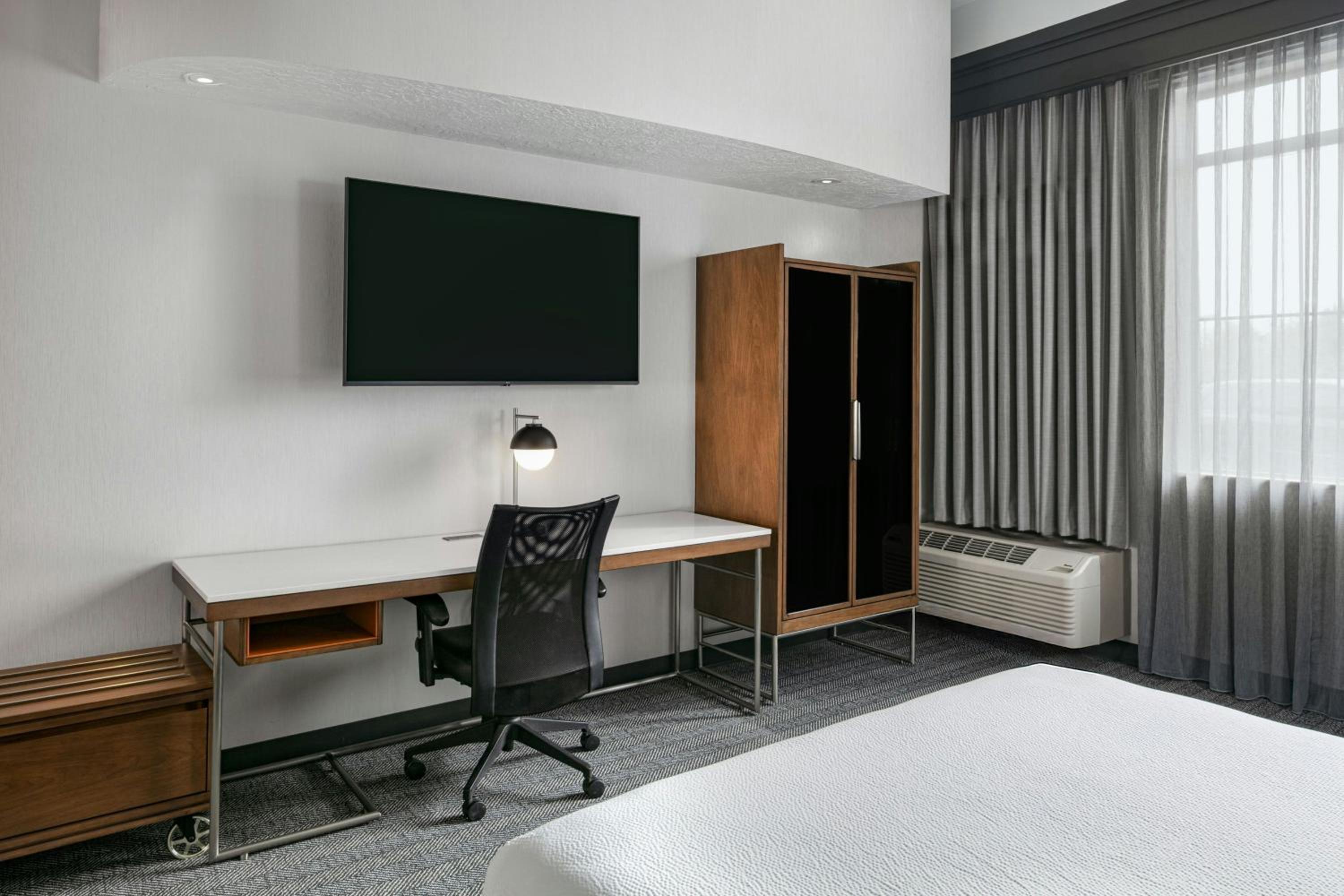 King Room with Balcony and Bathtub - Mobility Access - Photo 5