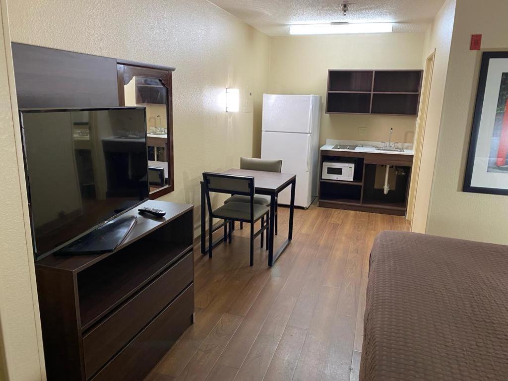 Deluxe King Suite with Sofa Bed photo 3