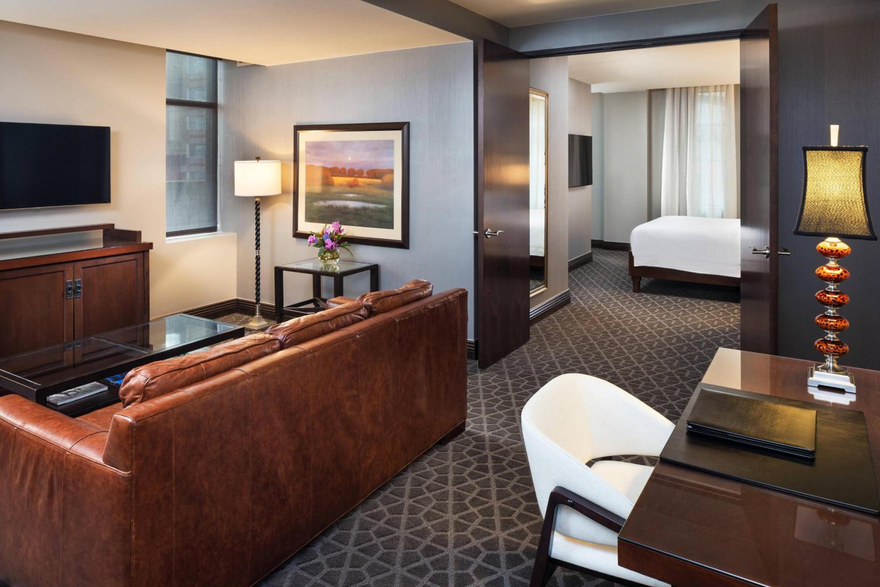 Deluxe Suite - Photo 11