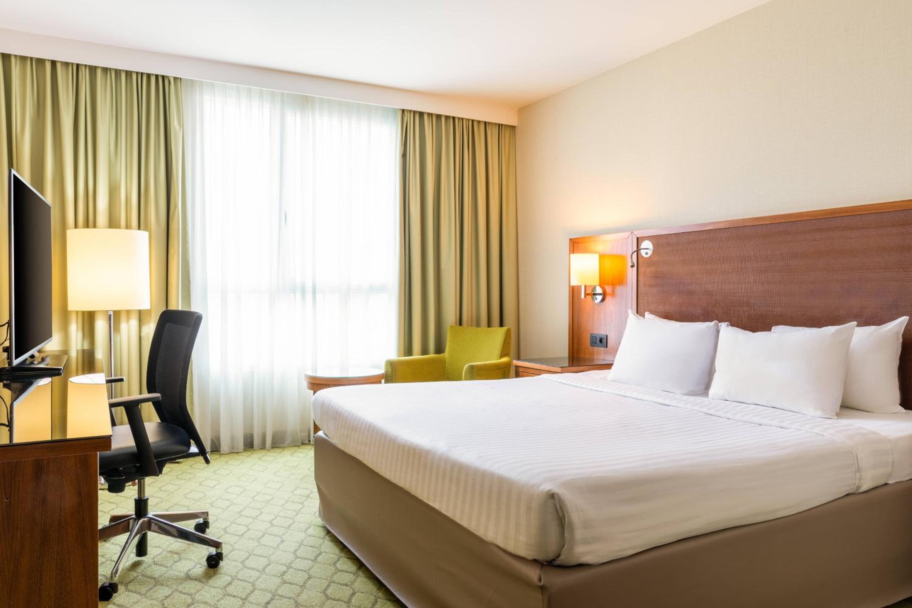 Superior King Room with Breakfast & WiFi - Photo 7