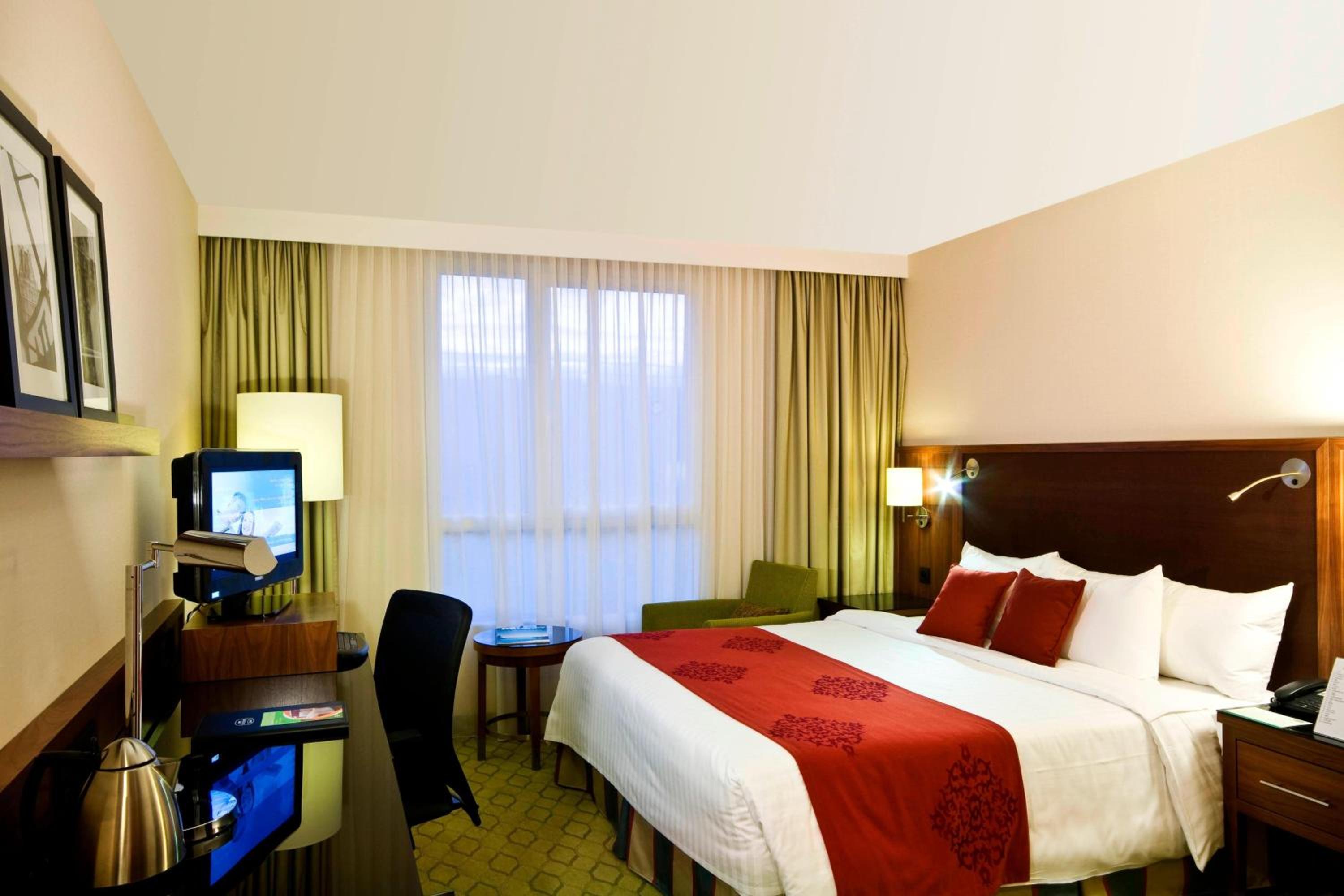 Superior King Room with Breakfast & WiFi - Photo 8