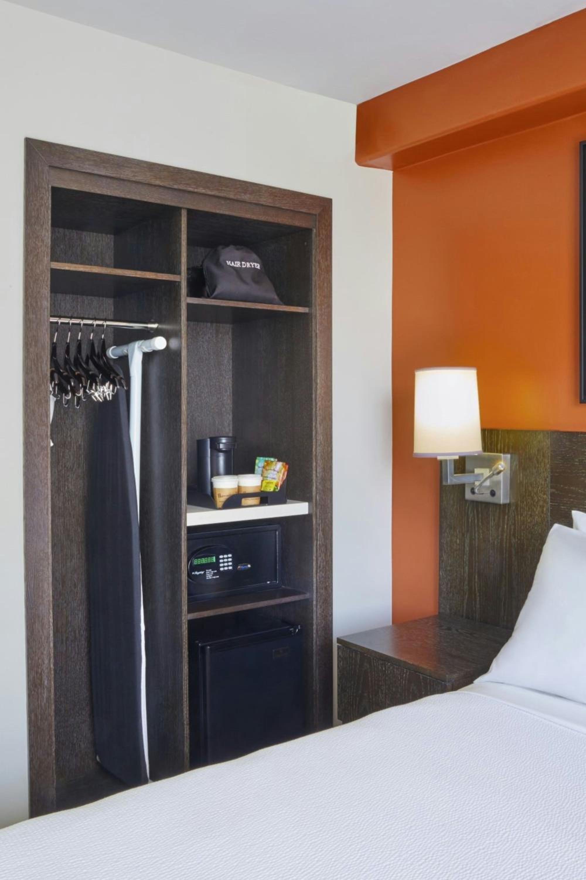 Standard Cozy Queen Studio with Balcony - Mobility/Hearing Accessible with Roll-In Shower - Photo 2