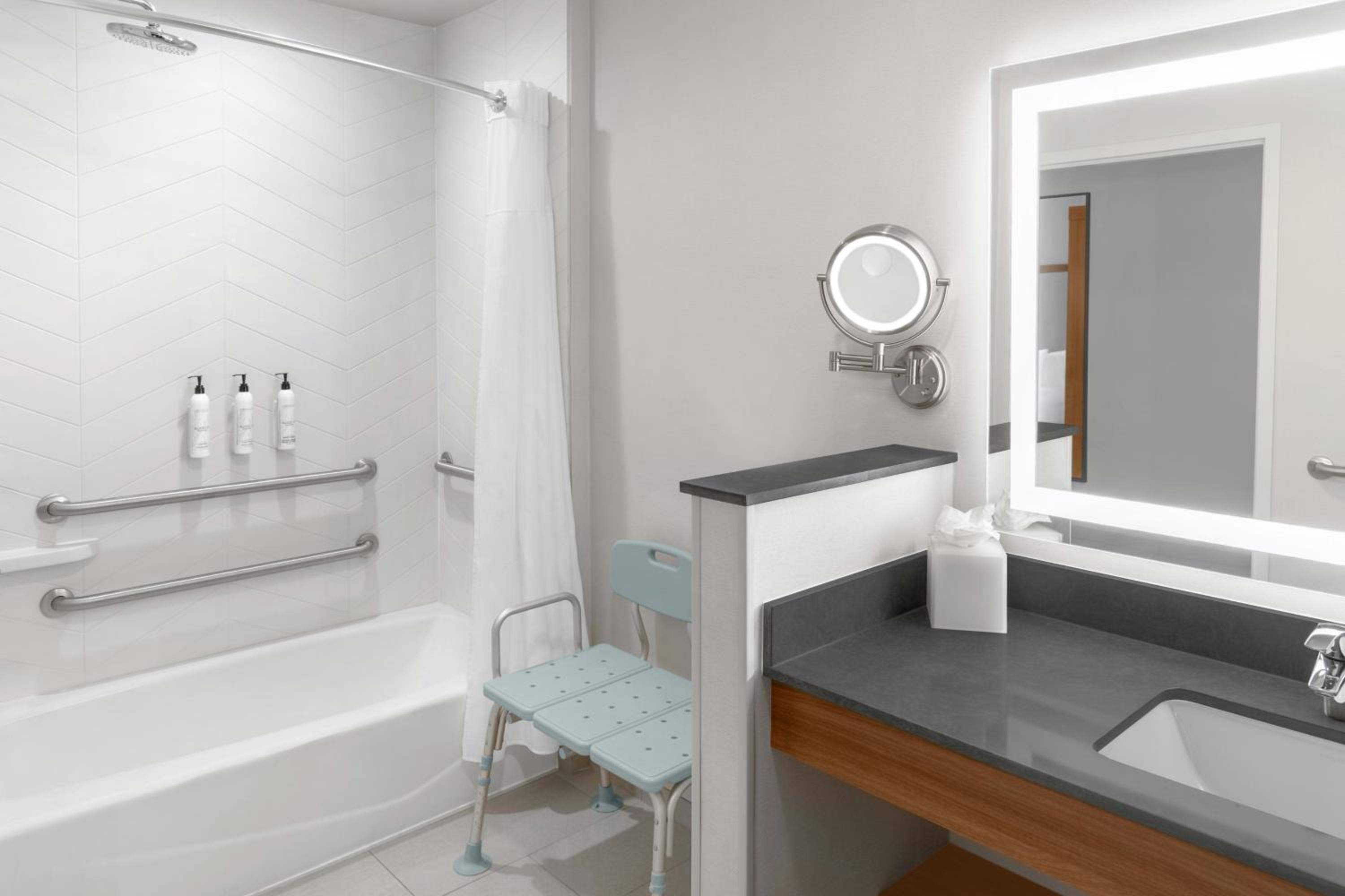 Queen Room with Two Queen Beds and Adapted Tub - Mobility Accessible - Photo 5