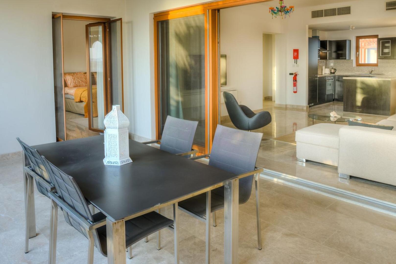 One-Bedroom Apartment with Balcony and Mountain View   photo 2