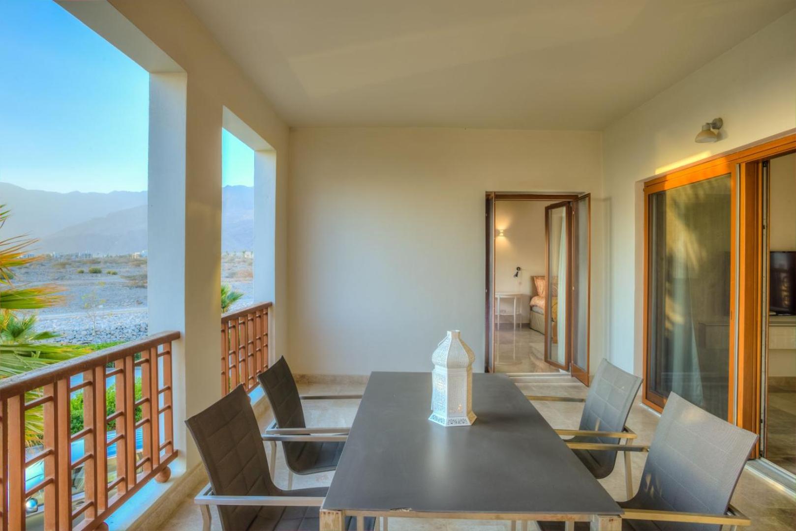 One-Bedroom Apartment with Balcony and Mountain View   photo 3
