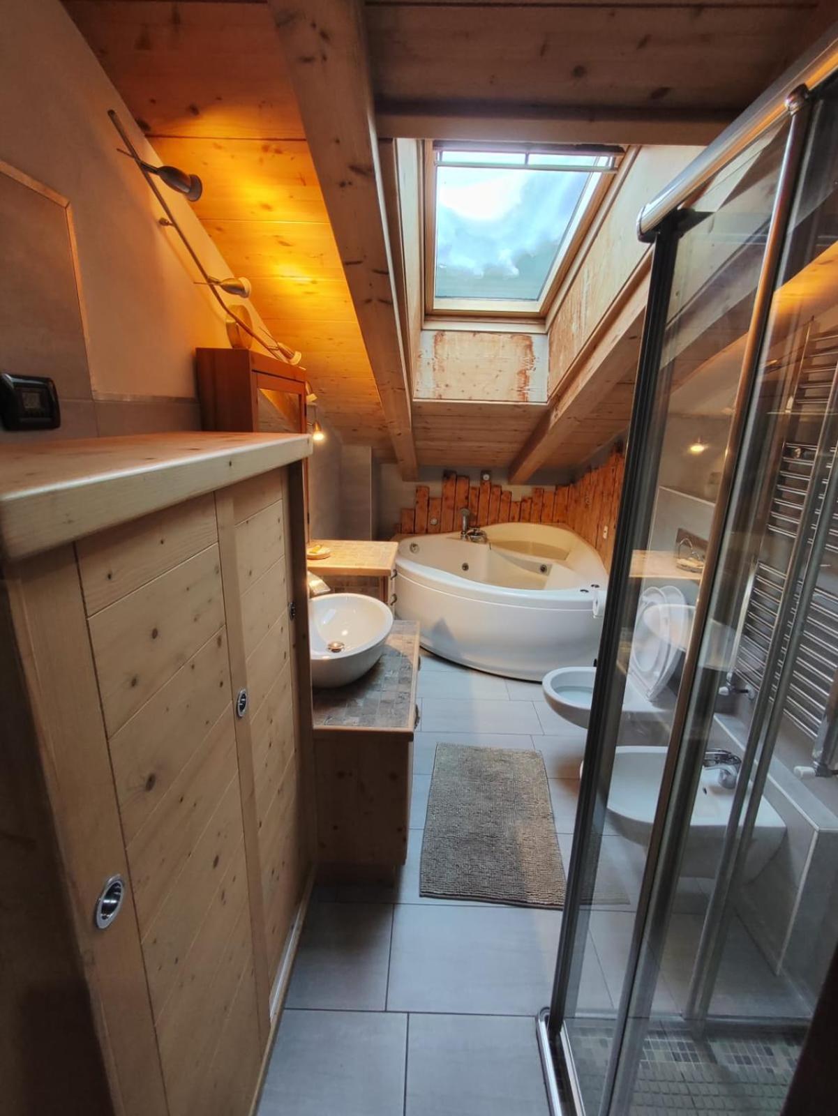 Two-Bedroom Deluxe Apartment with Balcony