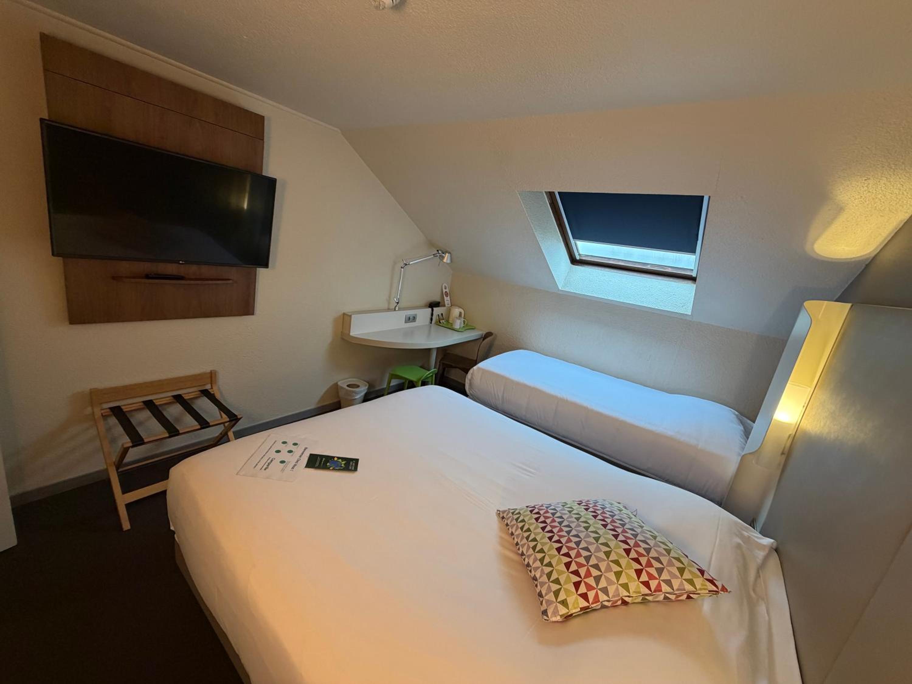 Standard Queen Room One Single Bed photo 1