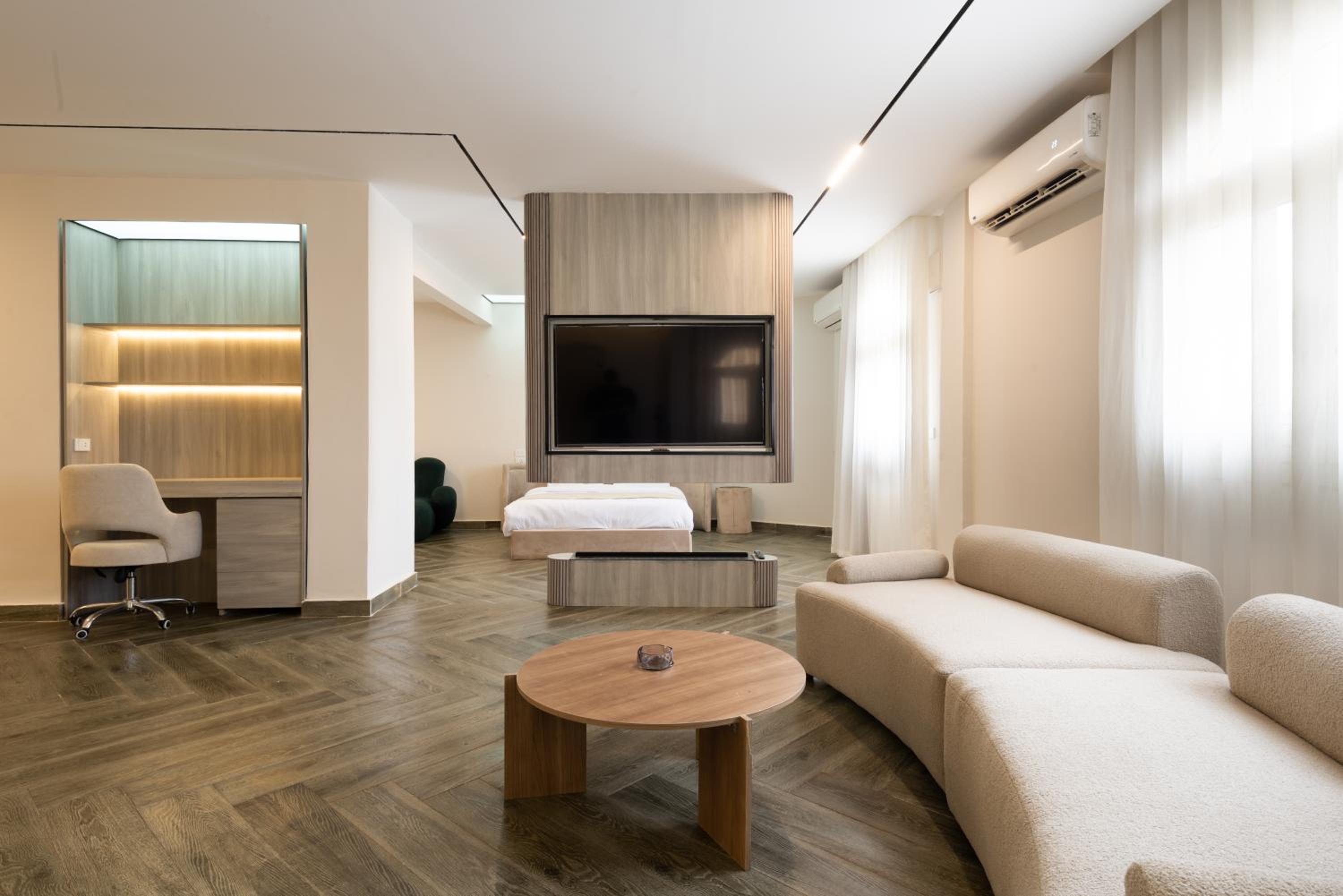 Deluxe Queen Suite
