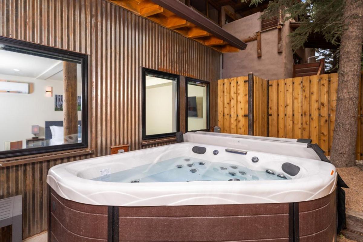 Suite with Hot Tub photo 2