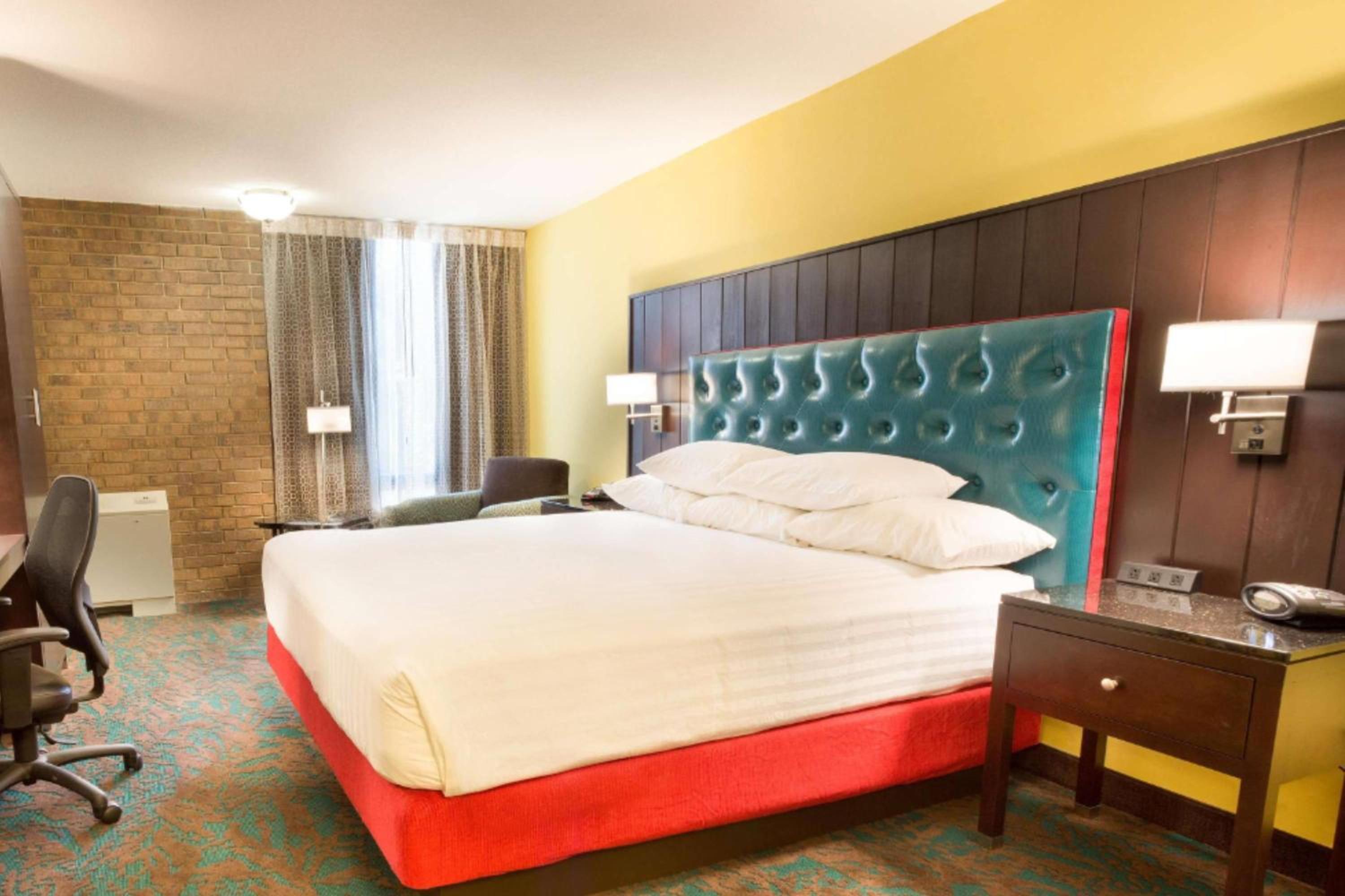 Deluxe King Room - Mobility/Hearing Accessible - Non-Smoking - Photo 1