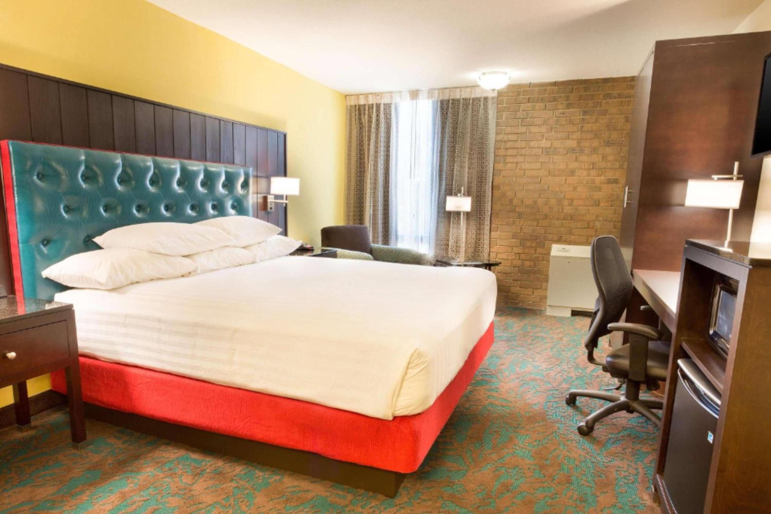 Deluxe King Room - Mobility/Hearing Accessible - Non-Smoking - Photo 2