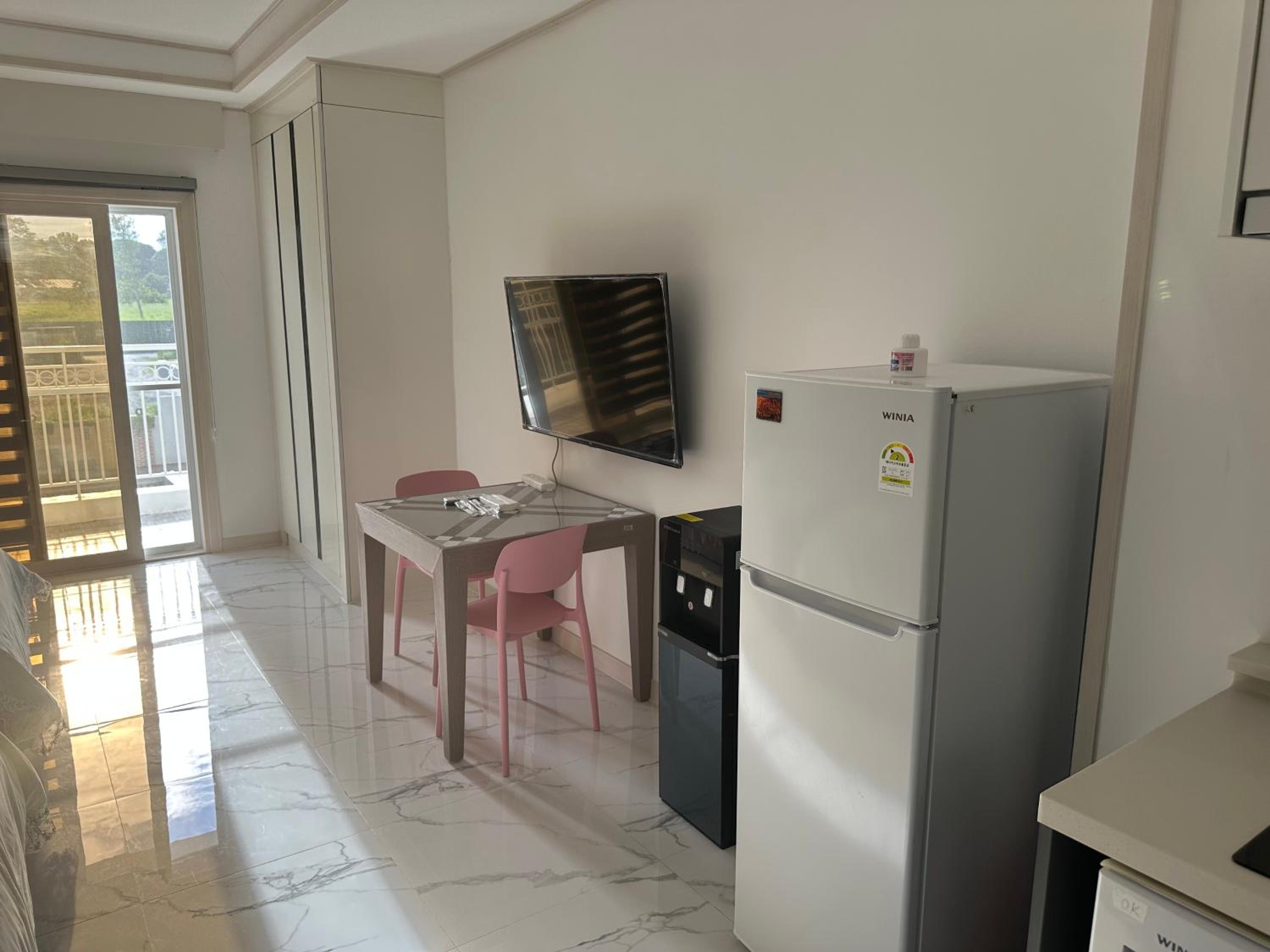 Studio Apartment with Balcony photo 1