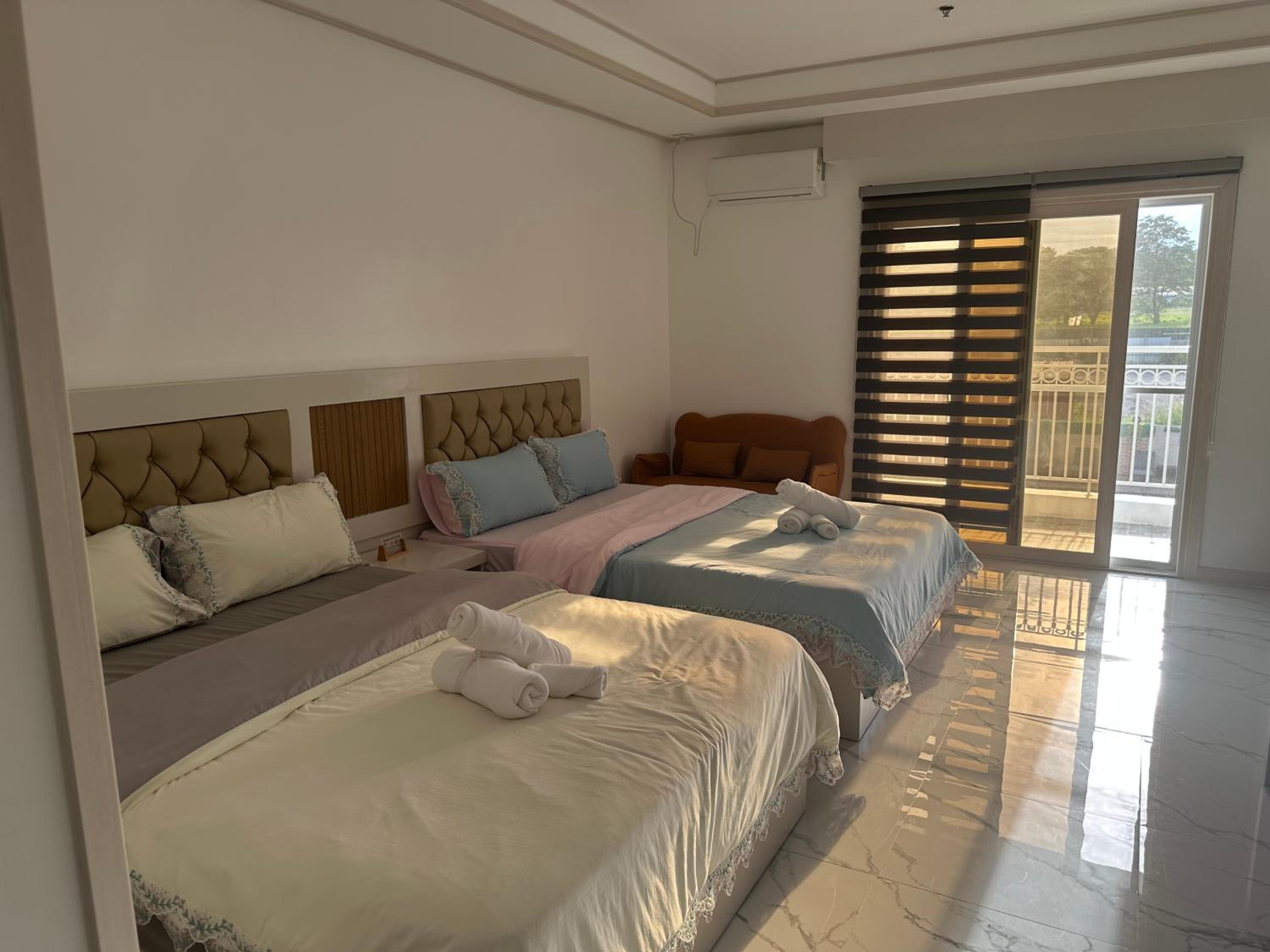 Studio Apartment with Balcony photo 2