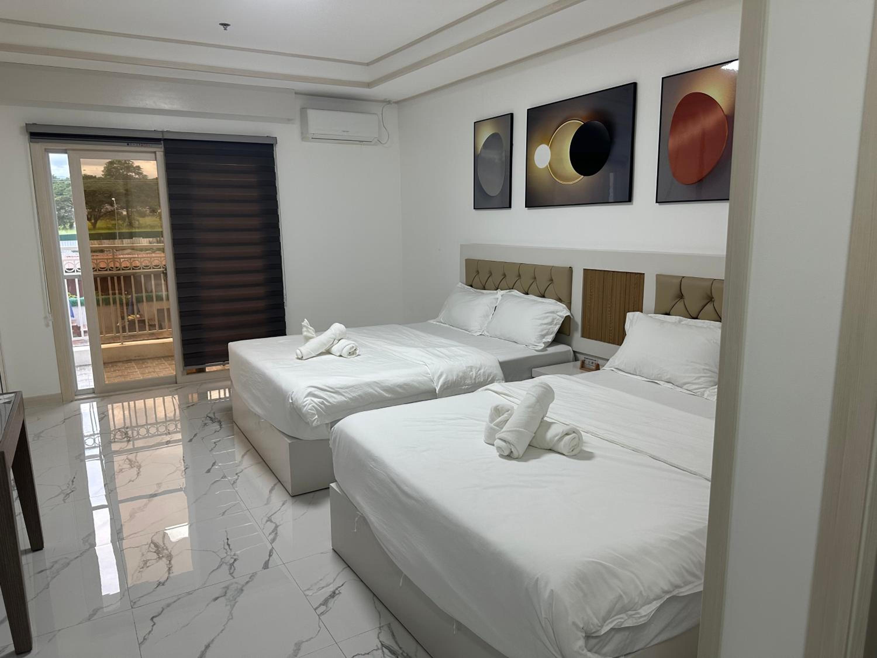 Studio Apartment with Balcony photo 2