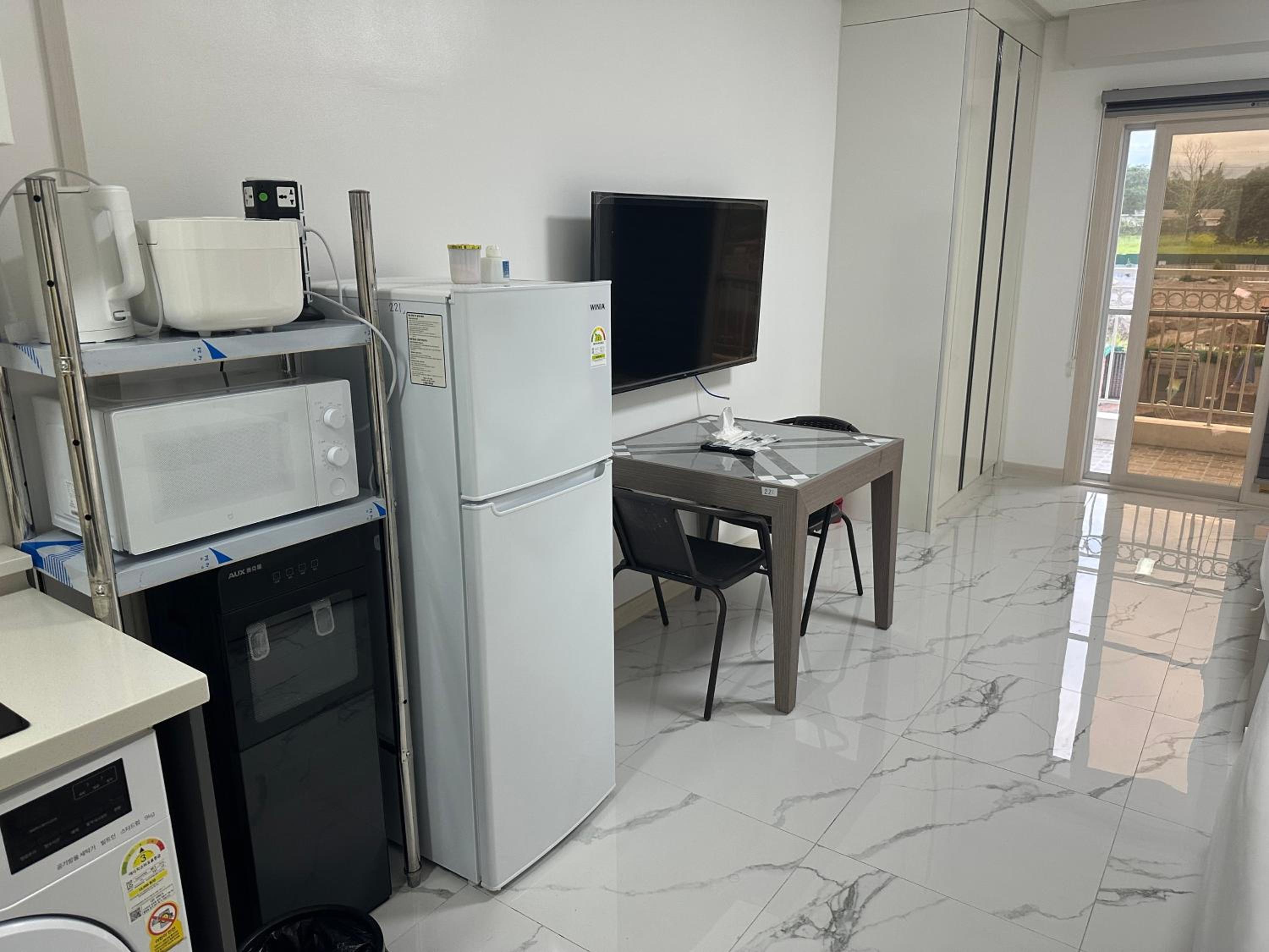 Studio Apartment with Balcony photo 1