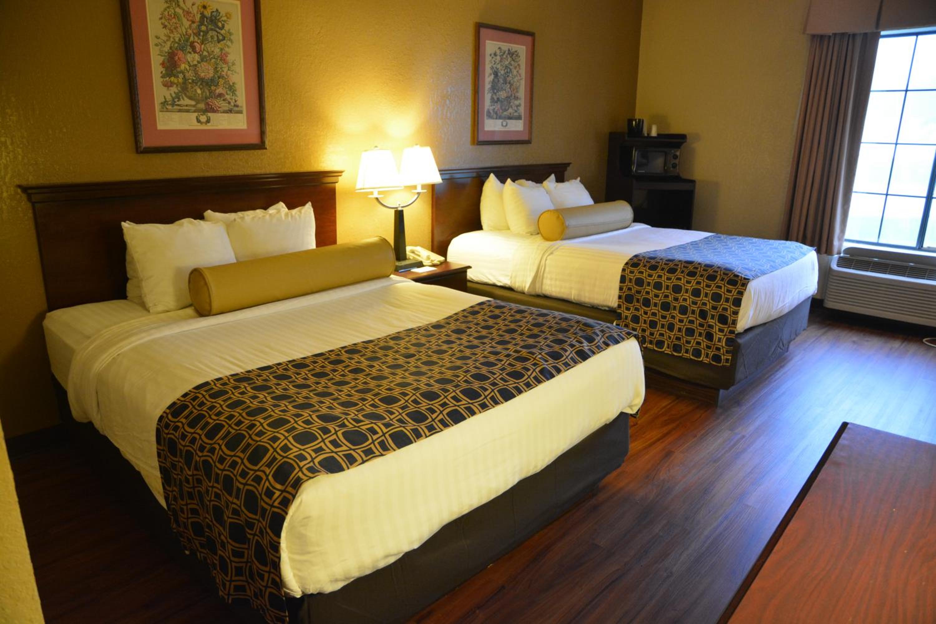 Queen Room with Two Queen Beds photo 1