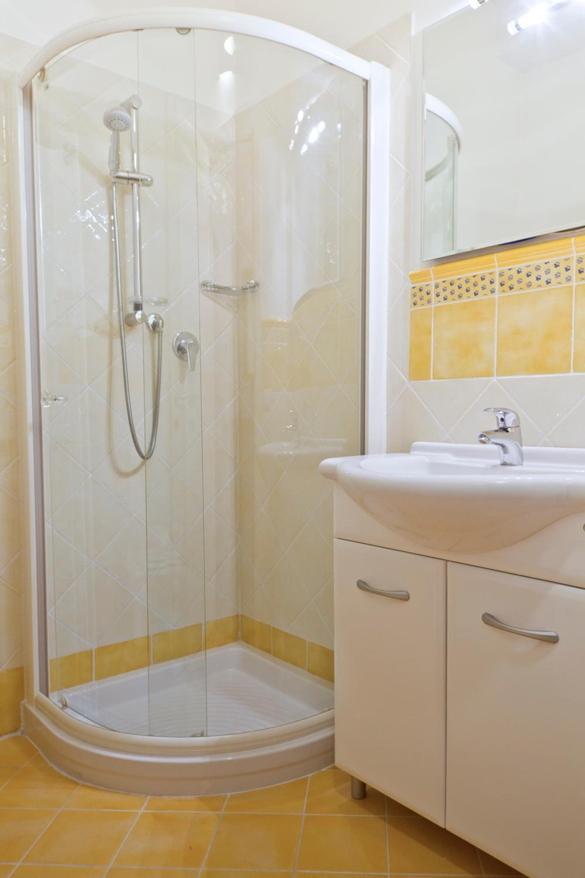 Queen Suite - Photo 14