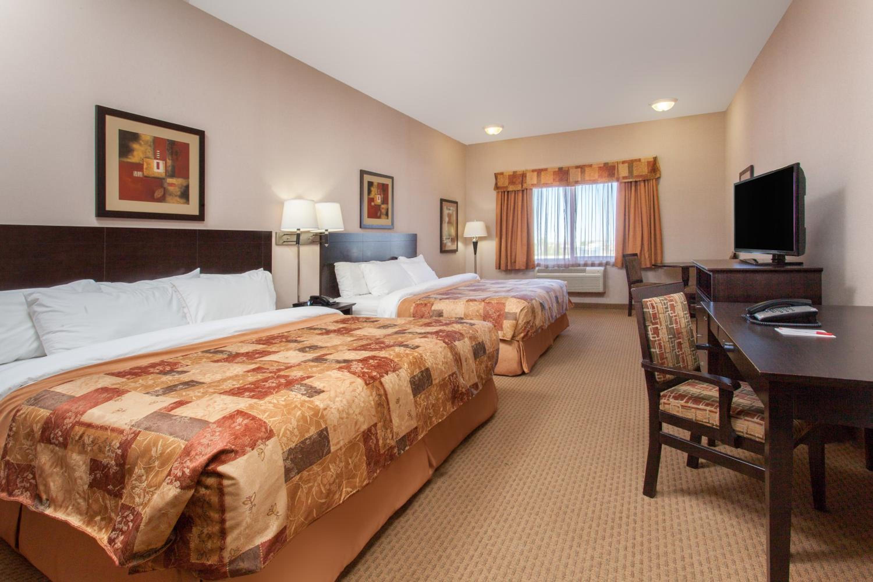 Queen Room with Two Queen Beds - Photo 4