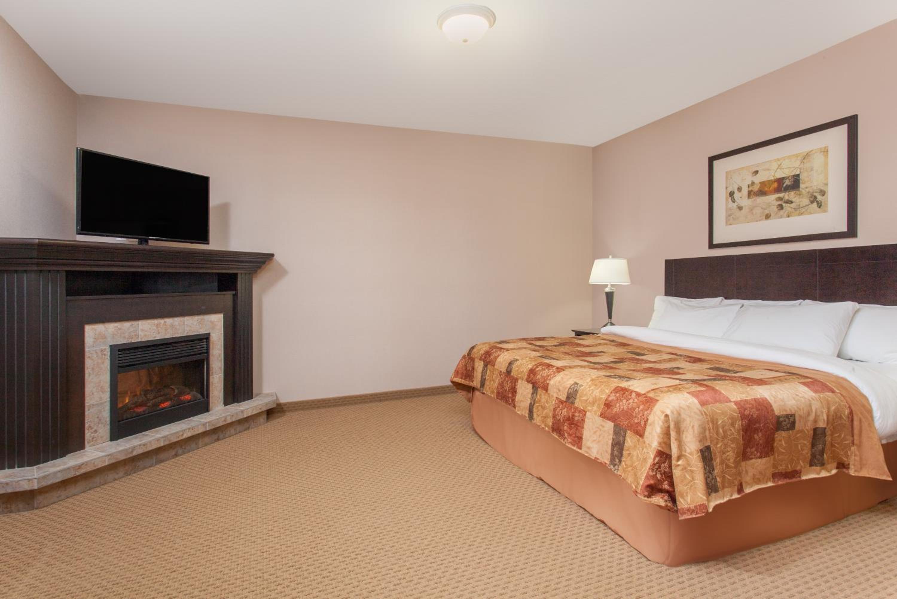 Deluxe King Suite with Sofa Bed - Photo 2