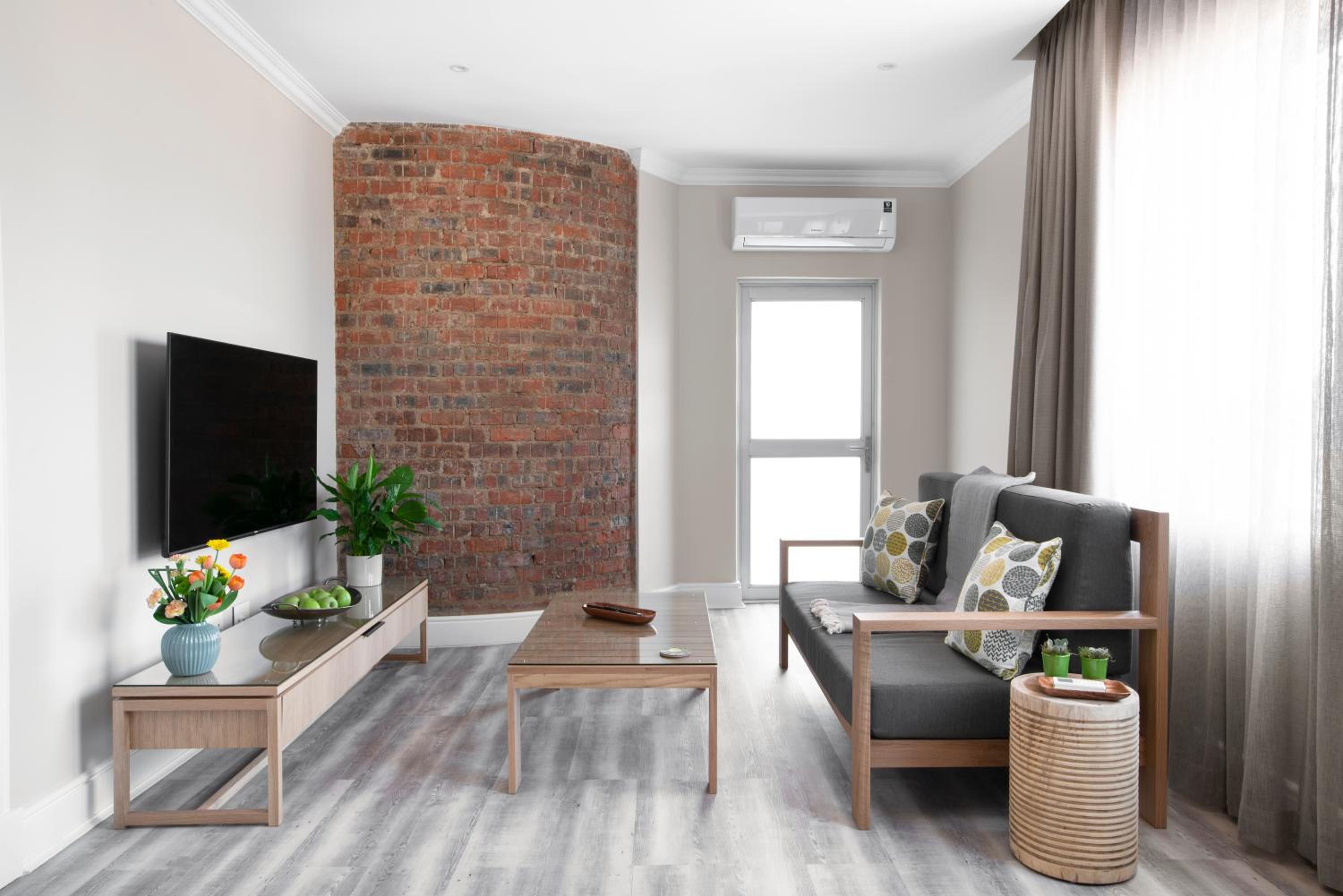 One-Bedroom Apartment with Balcony and City View photo 2