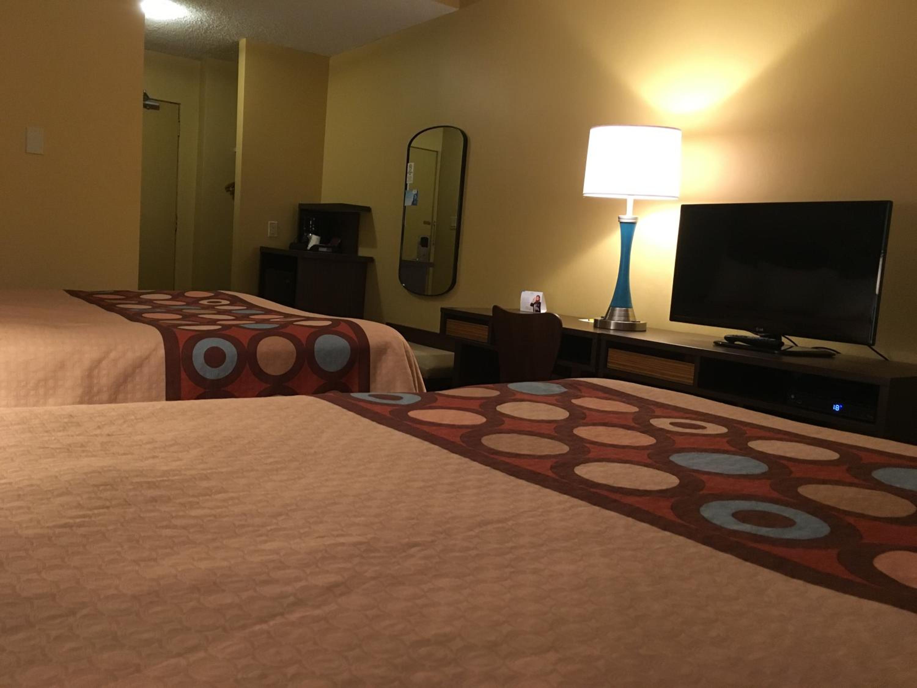 Queen Room with Two Queen Beds - Ground Floor/Non-Smoking - Photo 7