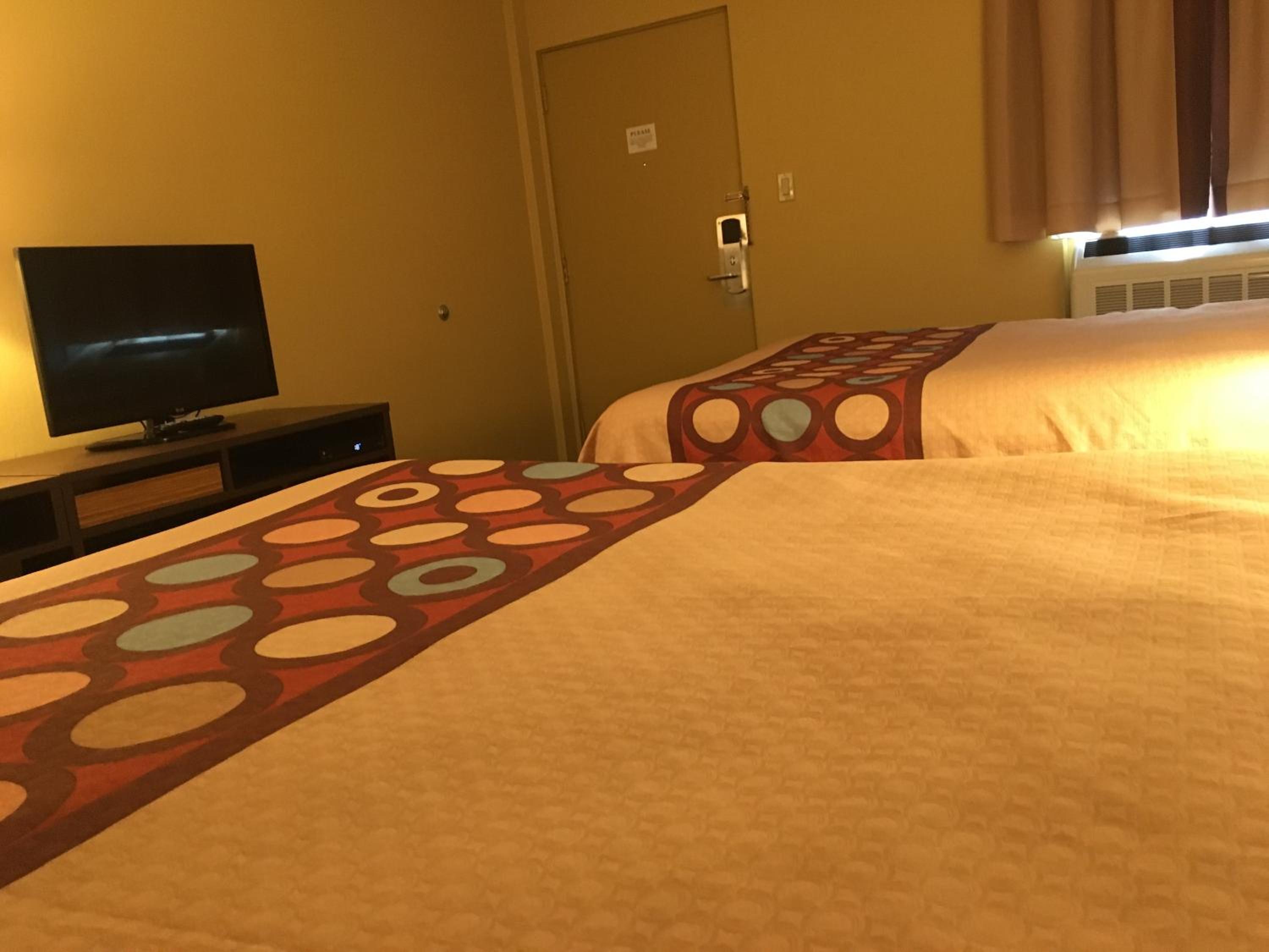 Queen Room with Two Queen Beds - Ground Floor/Non-Smoking - Photo 9