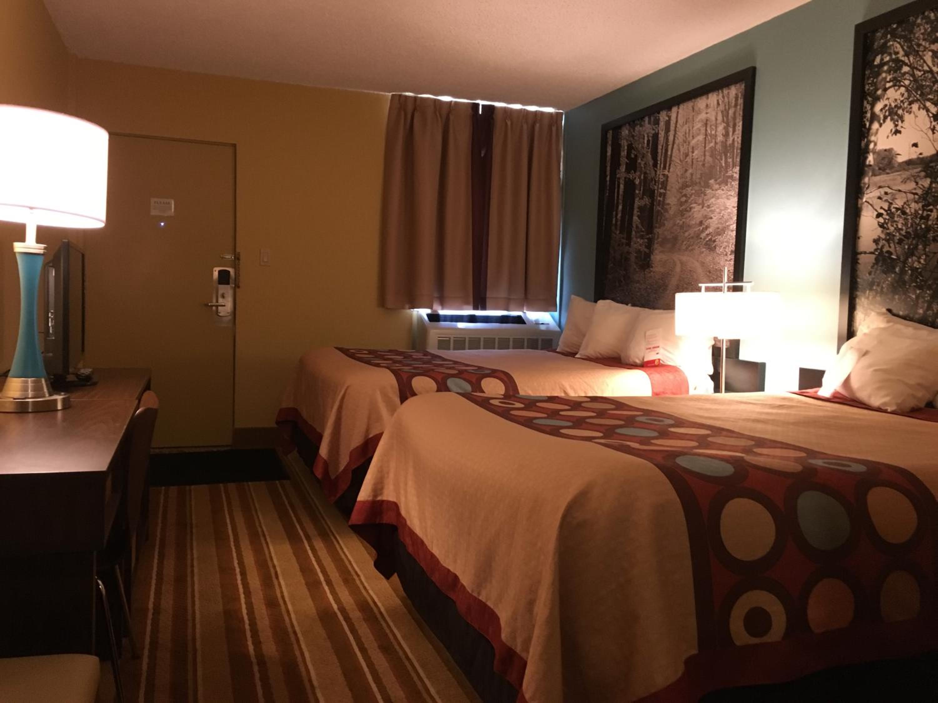 Queen Room with Two Queen Beds - Ground Floor/Non-Smoking - Photo 8
