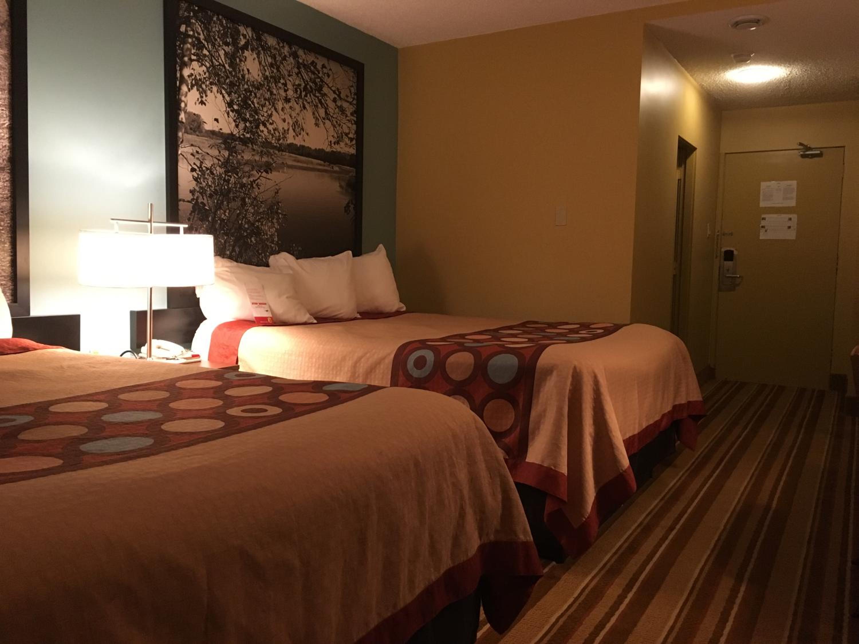 Queen Room with Two Queen Beds - Ground Floor/Non-Smoking - Photo 6