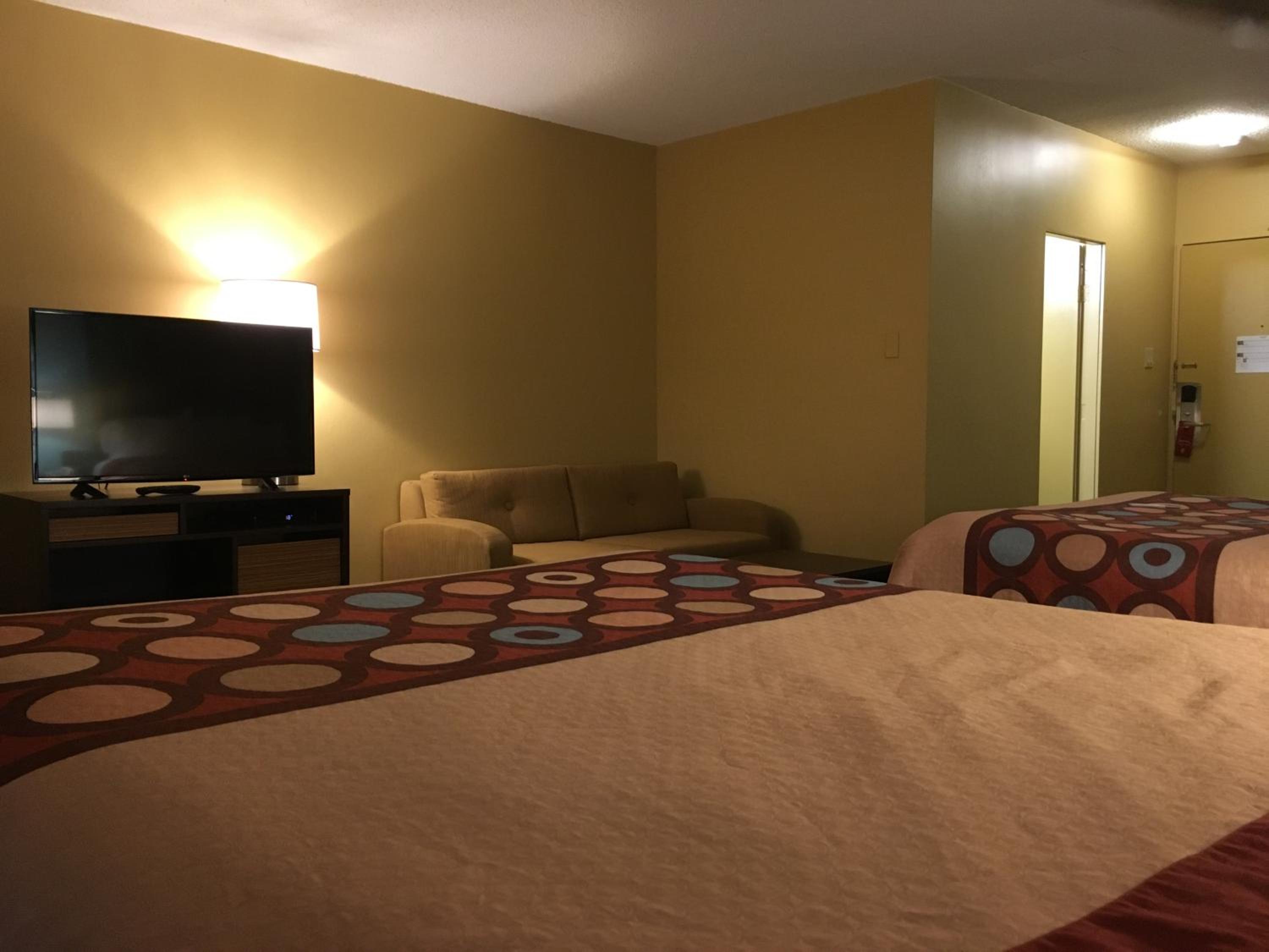 Queen Studio Suite With Two Queen Beds - Ground Floor/Non-Smoking - Photo 7