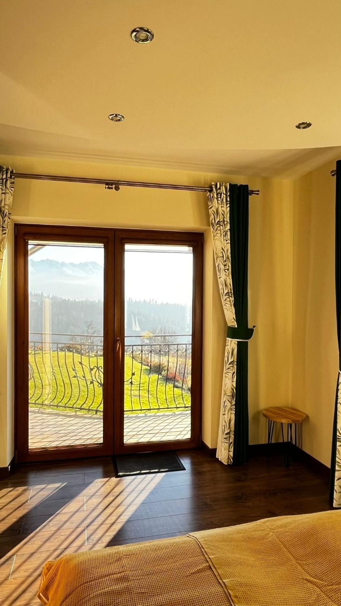 Apartment with Mountain View