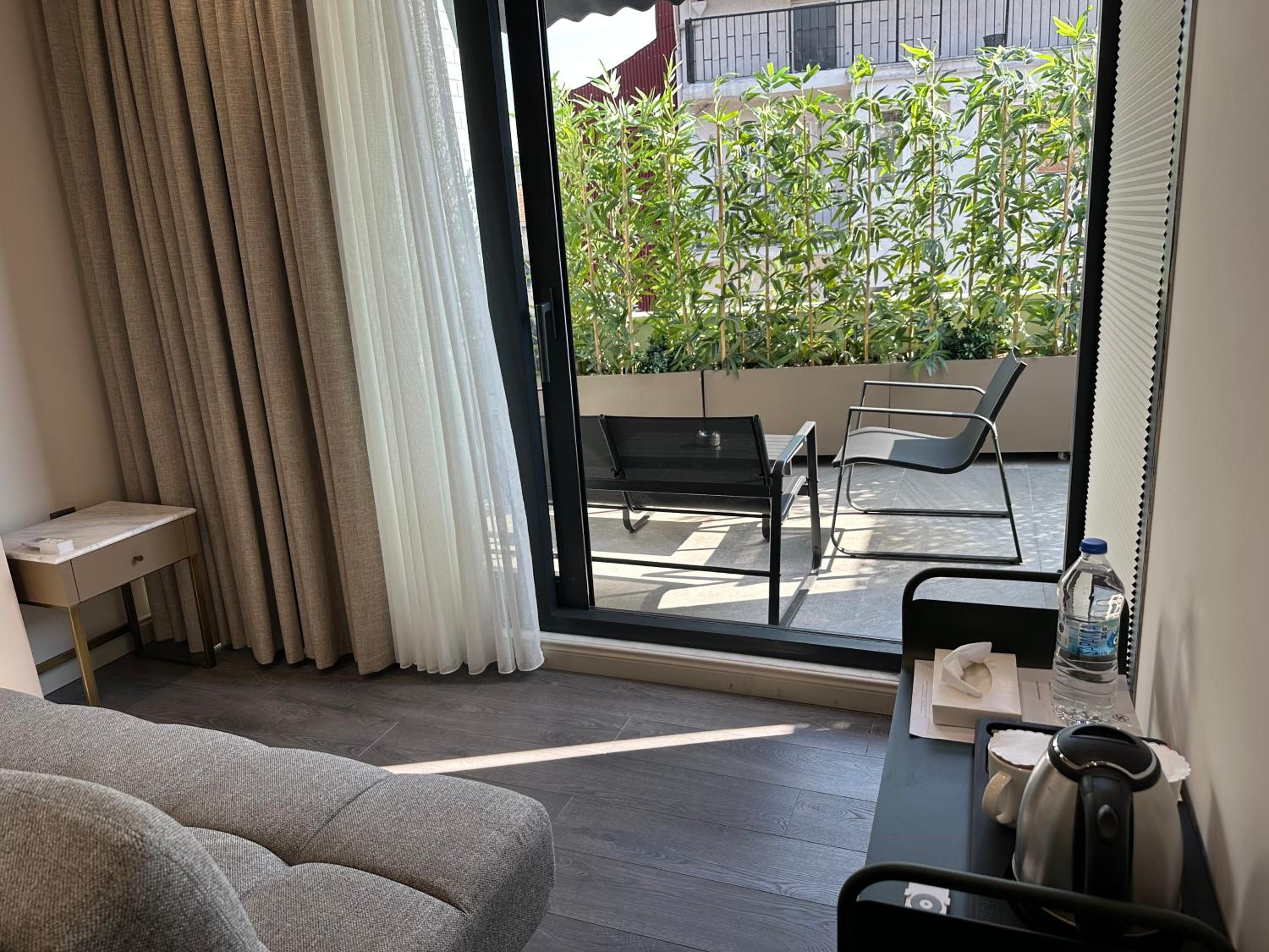 Deluxe Double Room with Balcony photo 3