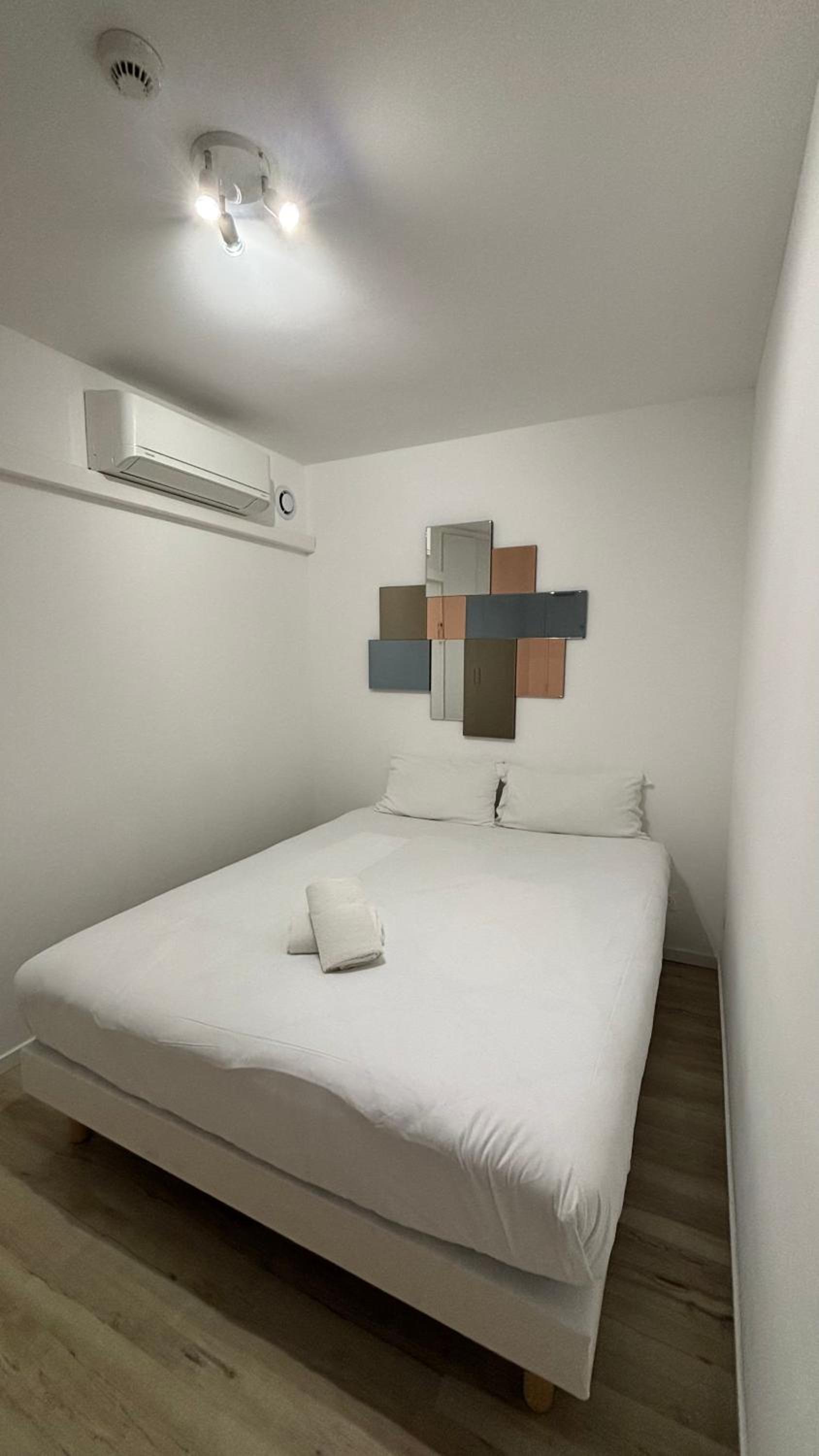 One-Bedroom Apartment - Photo 2