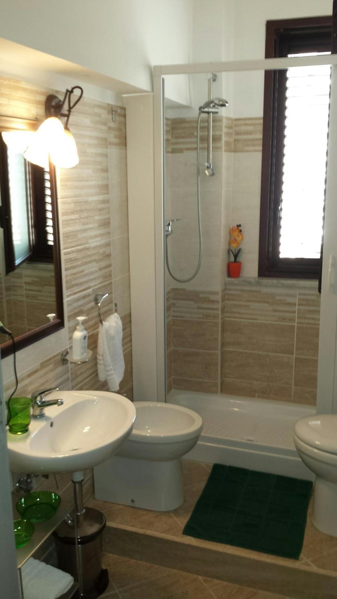 Three-Bedroom Apartment with Private Bathroom  - Photo 23