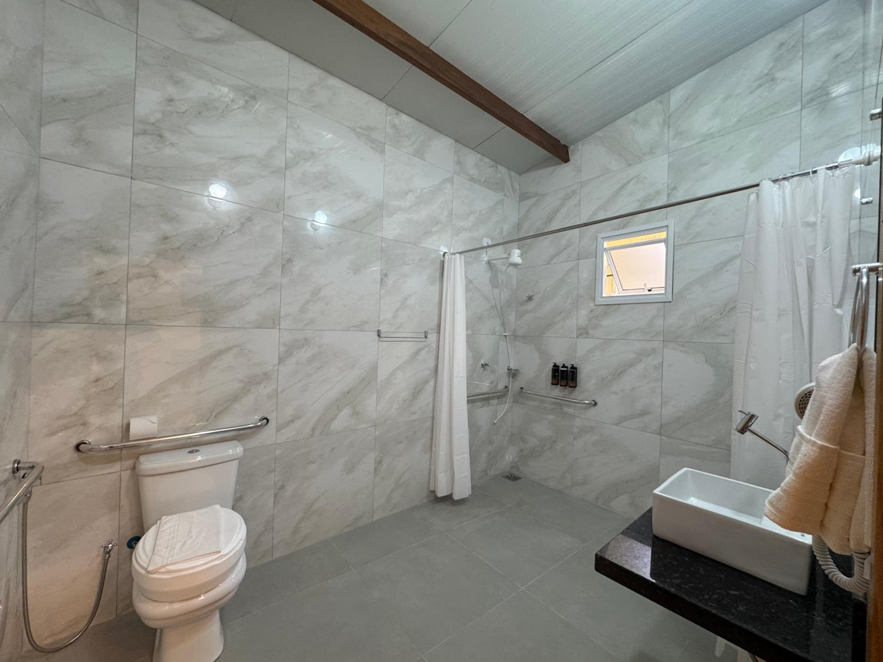 Queen Room - Disability Access photo 3