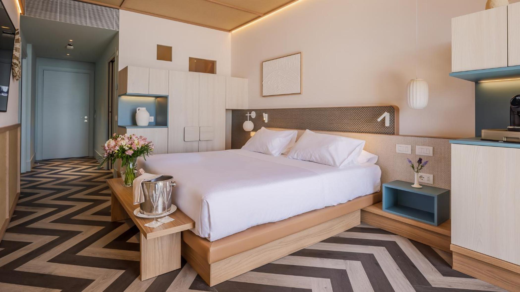 Premium Twin Room with Sea View thumbnail 6