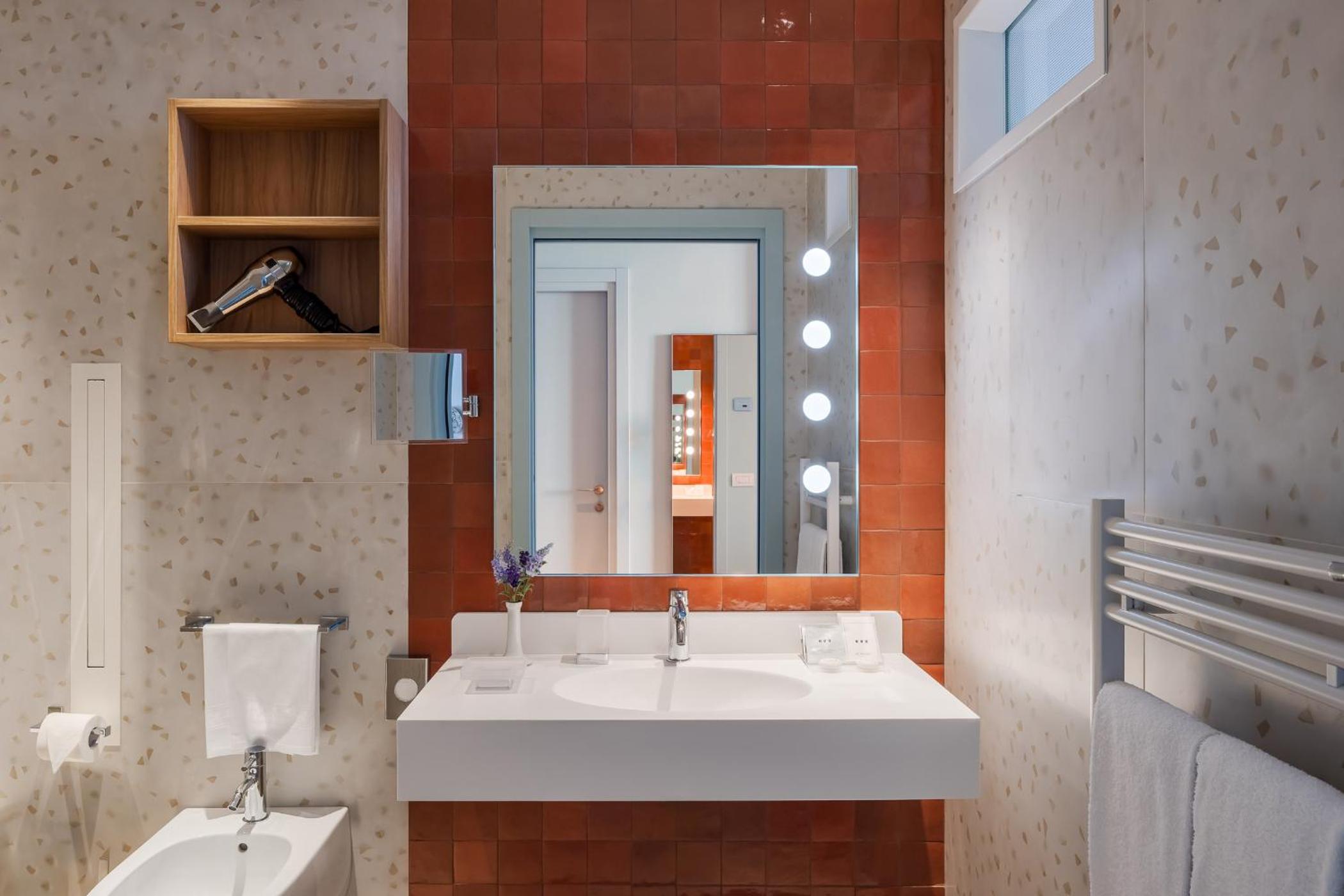 Premium Twin Room with Sea View thumbnail 5