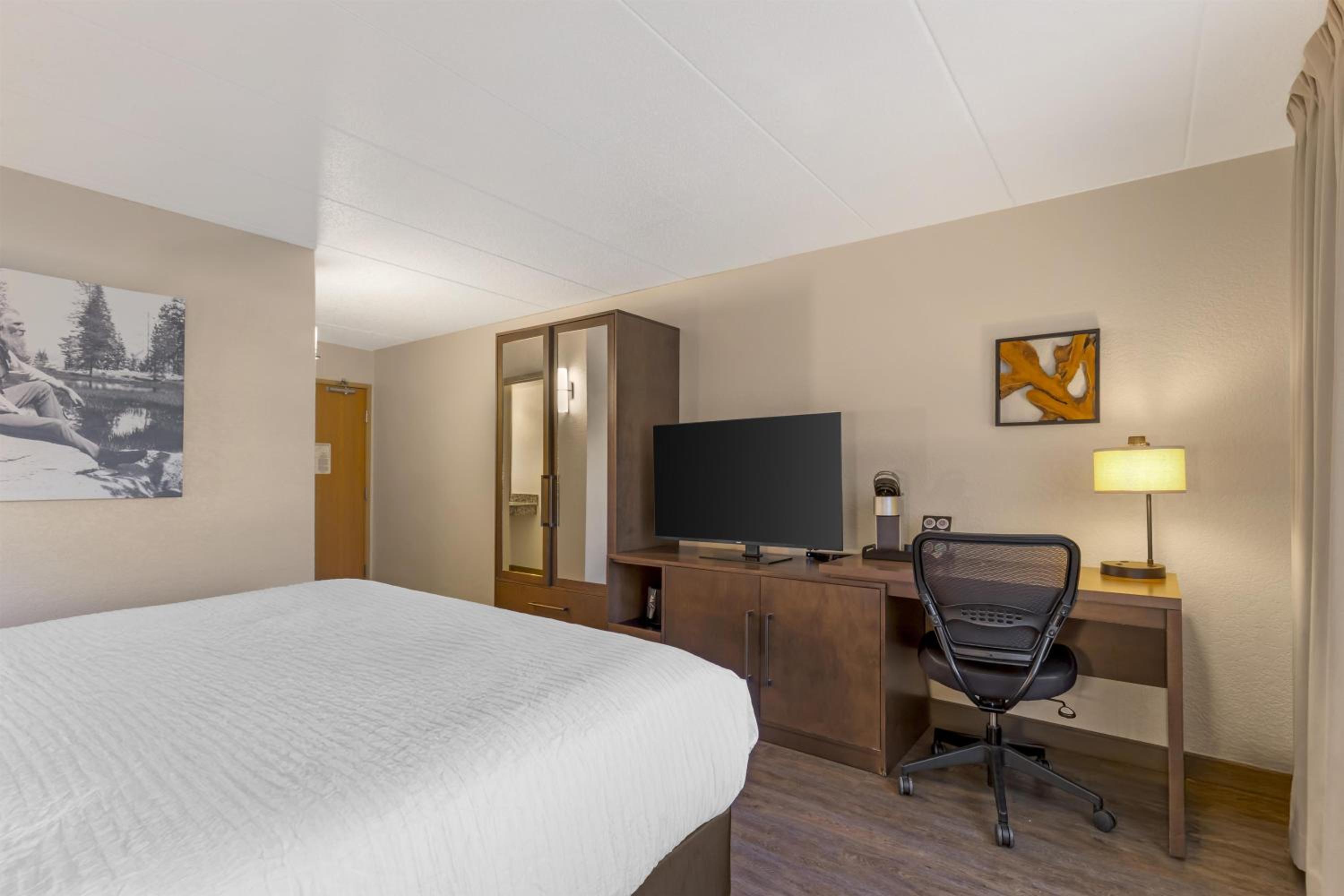King Room with Roll-in Shower - Disability Access/Non-Smoking - Photo 2