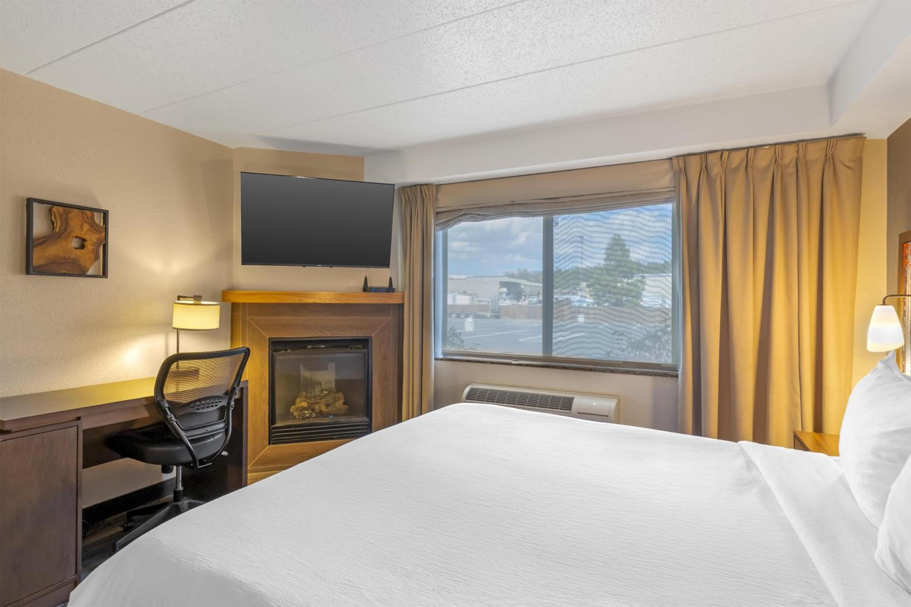 King Suite with Roll-In Shower and Spa Bath - Disability Access/Non-Smoking - Photo 1