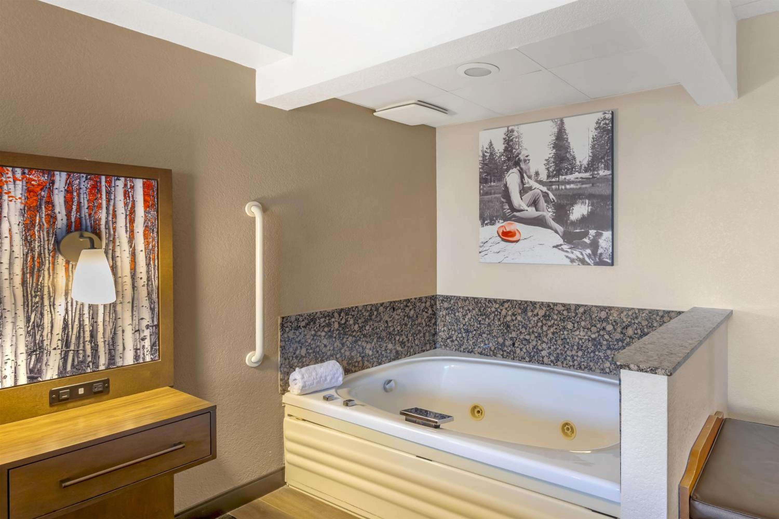 King Suite with Roll-In Shower and Spa Bath - Disability Access/Non-Smoking - Photo 4