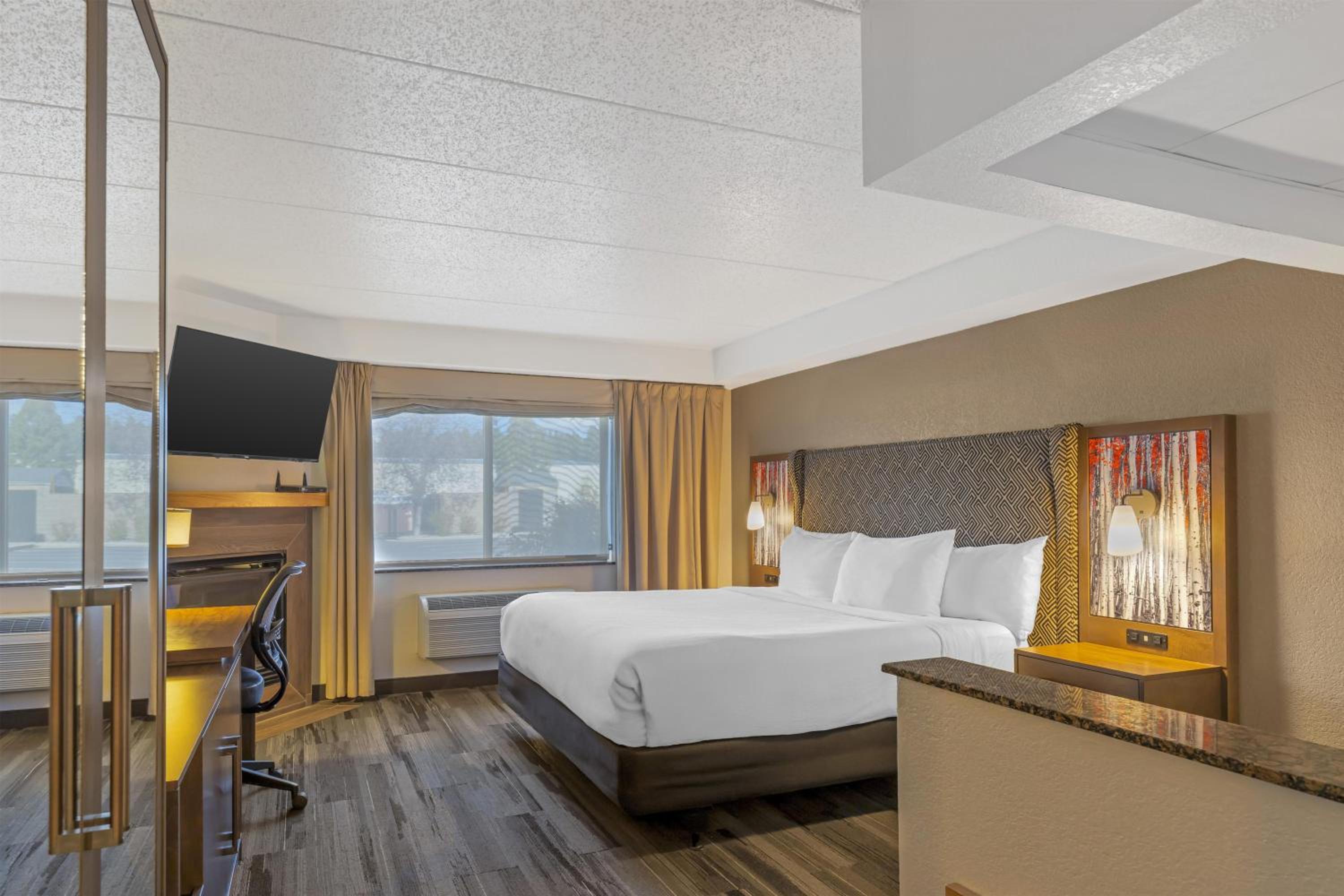 King Suite with Roll-In Shower and Spa Bath - Disability Access/Non-Smoking - Photo 2