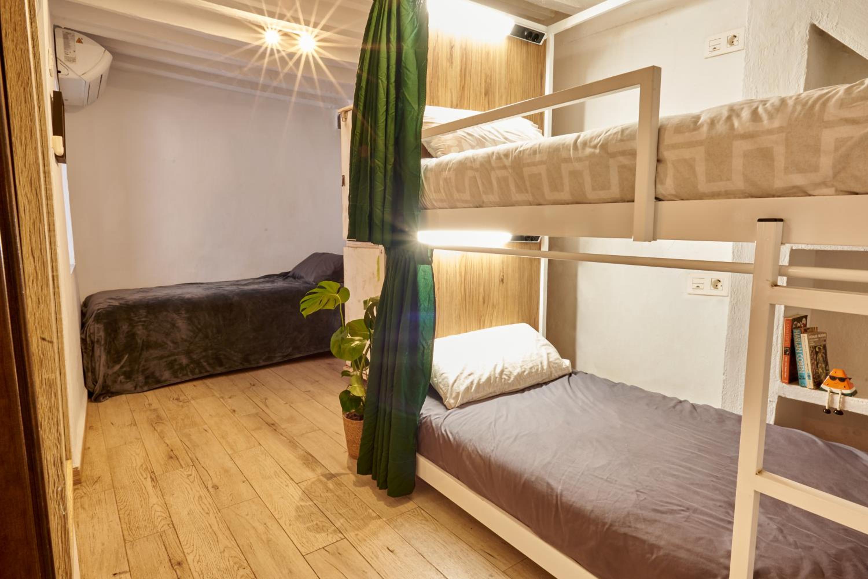 Cama individual en habitación compartida femenina
