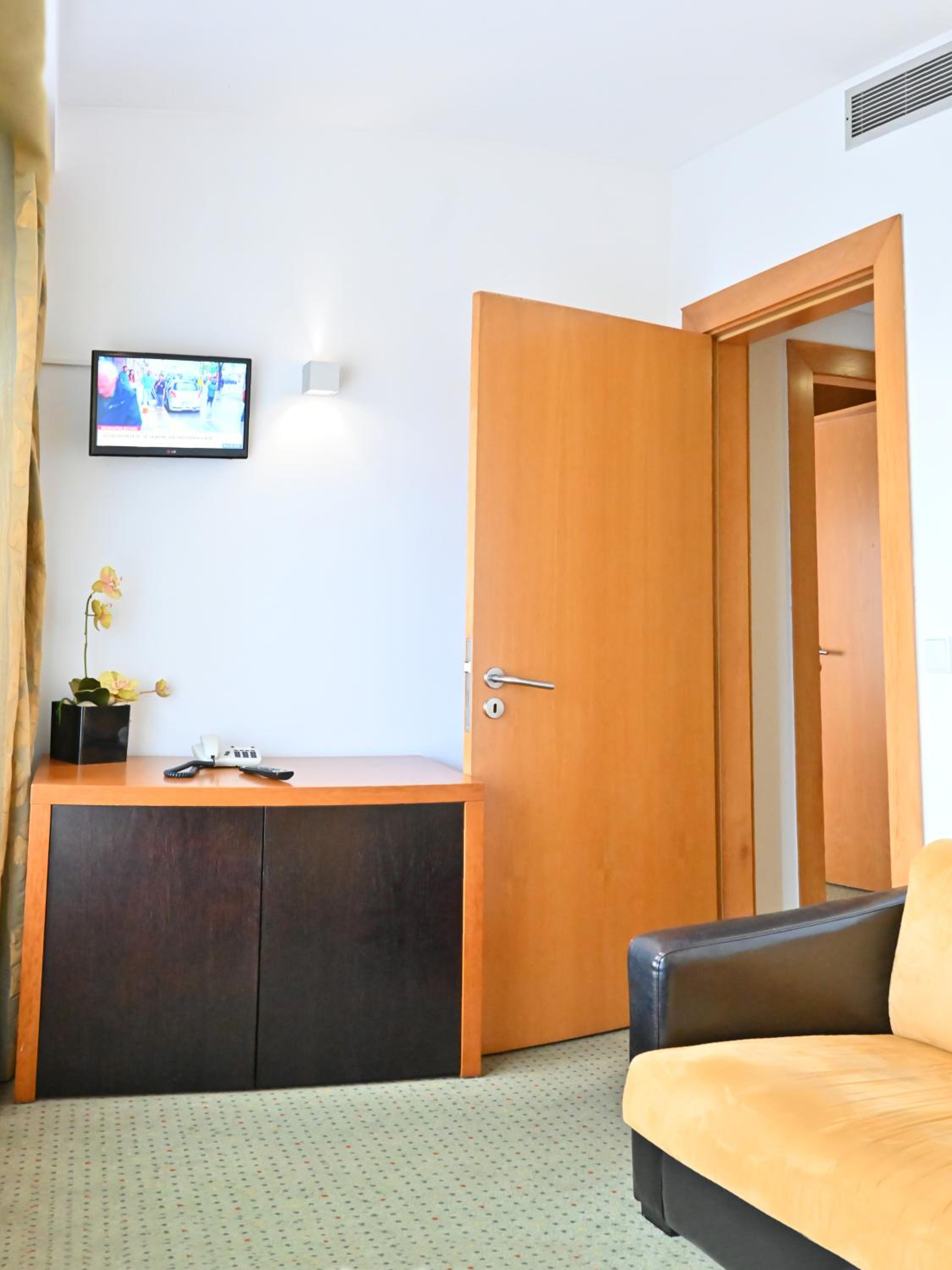 Suite - Photo 3