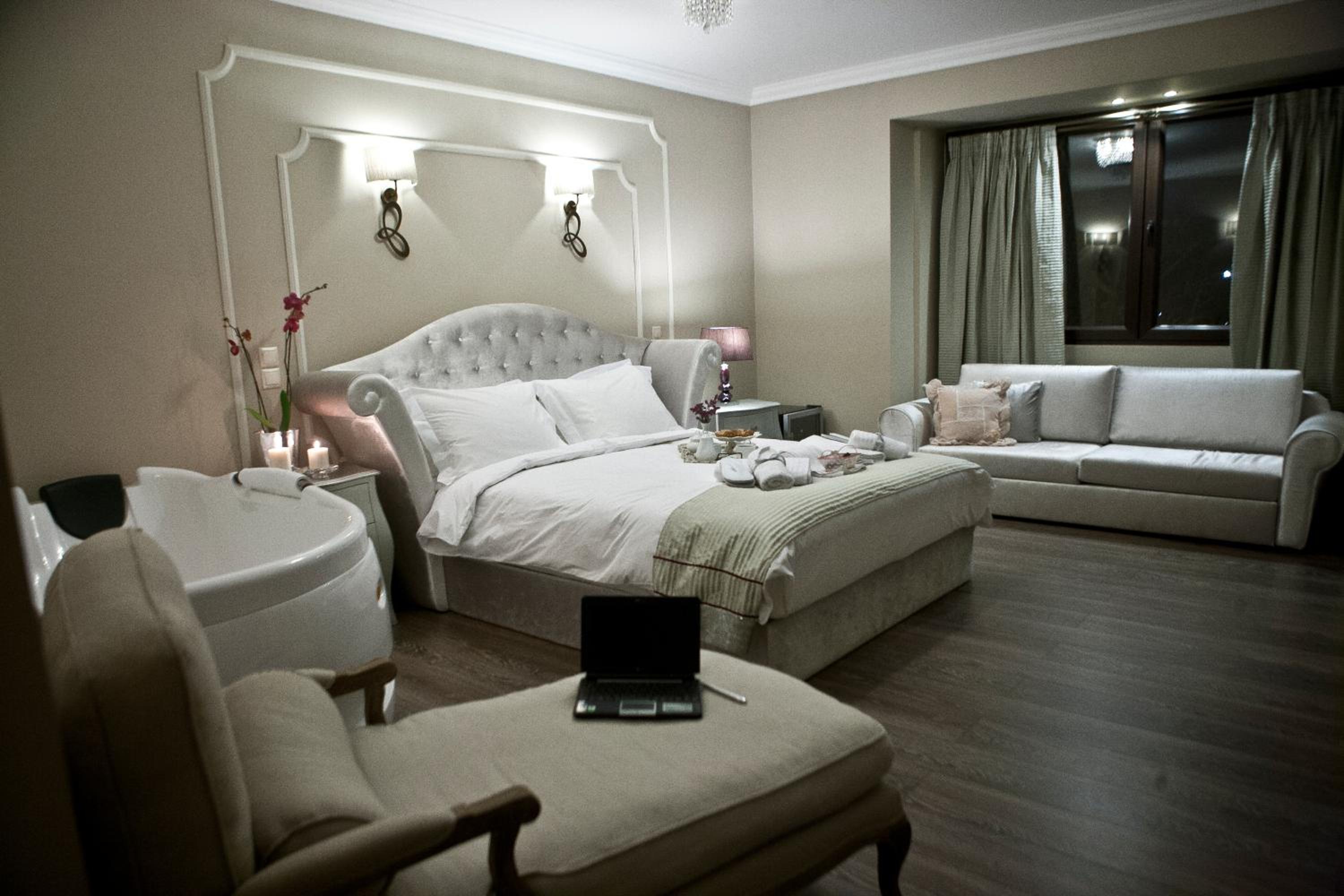 One-Bedroom Suite - Photo 3
