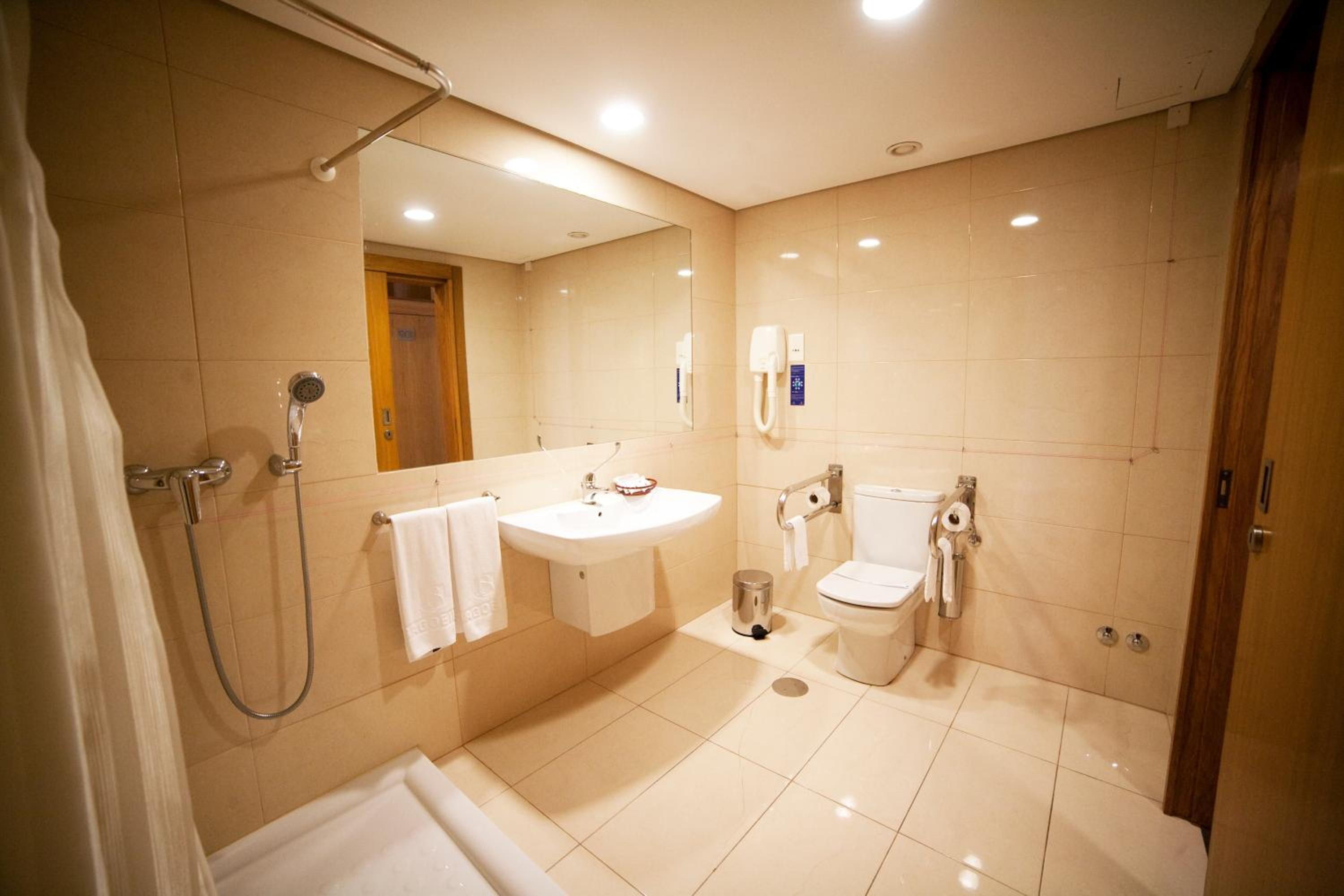 Twin Room - Disability Access - Photo 3